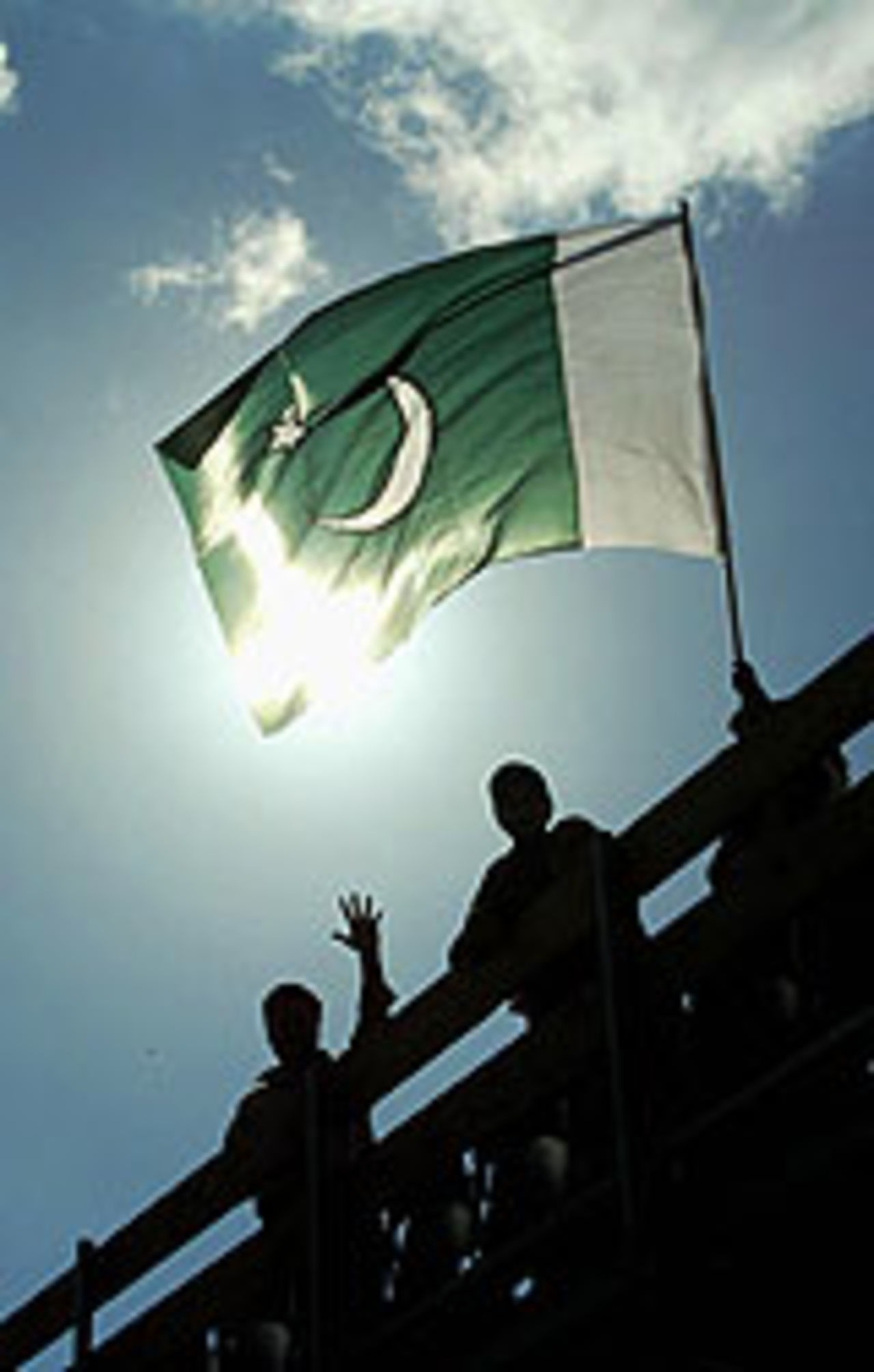 Pakistan fans egg their team on, Australia v Pakistan, Videocon Cup, Final, August 28, 2004