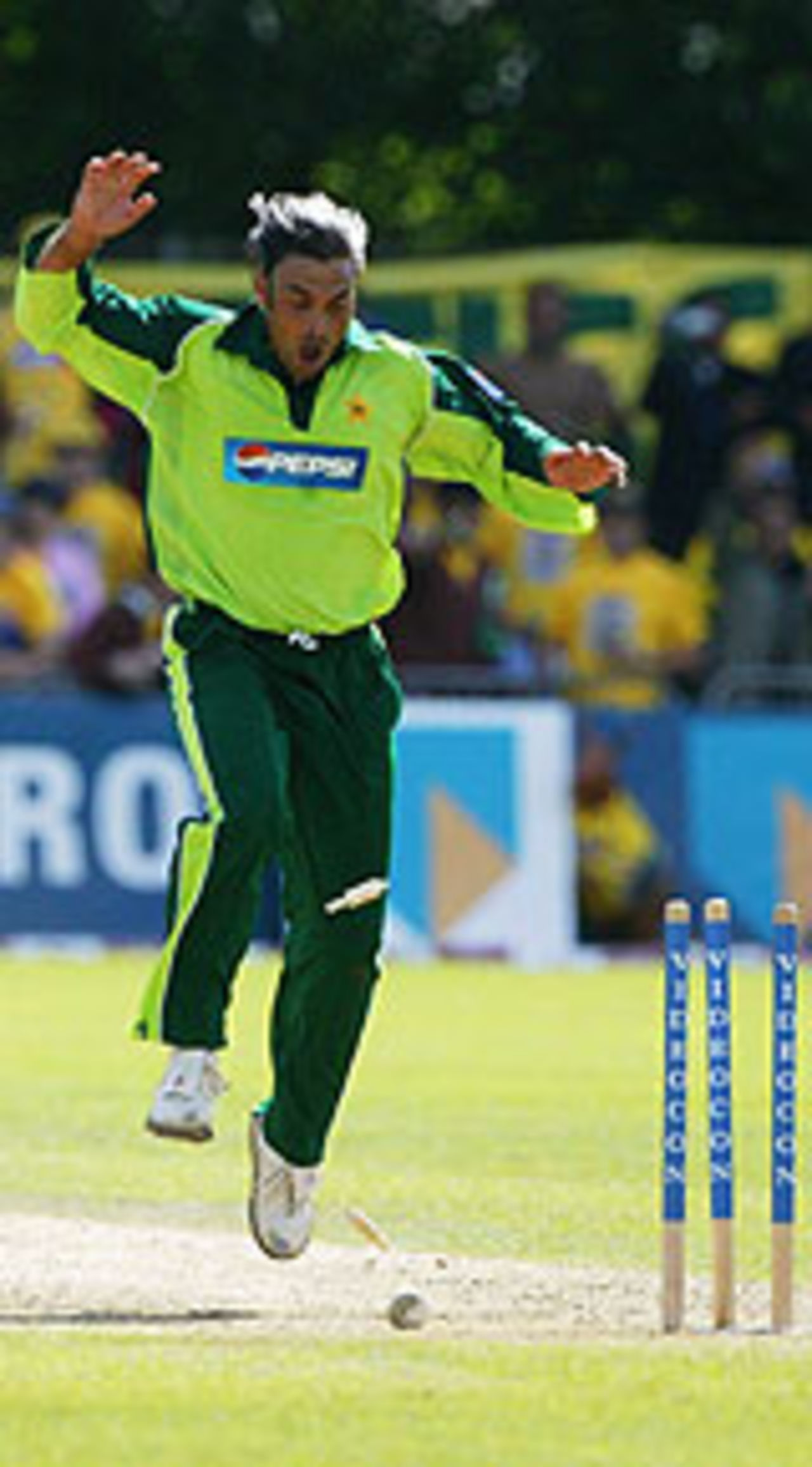 Shoaib Akhtar celebrates a wicket, Australia v Pakistan, Videocon Cup, Final, August 28, 2004