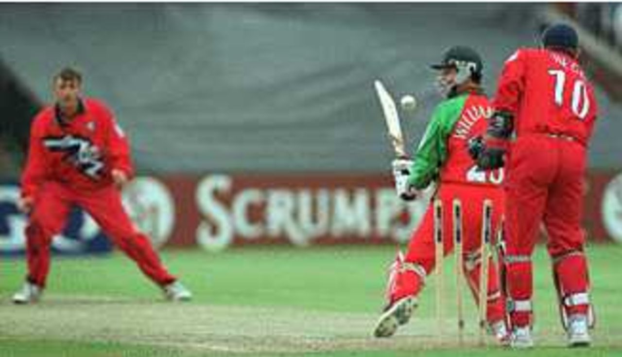 Williamson bowled by Mike Watkinson, Lancashire v Leicestershire, National League 29 Aug 1999