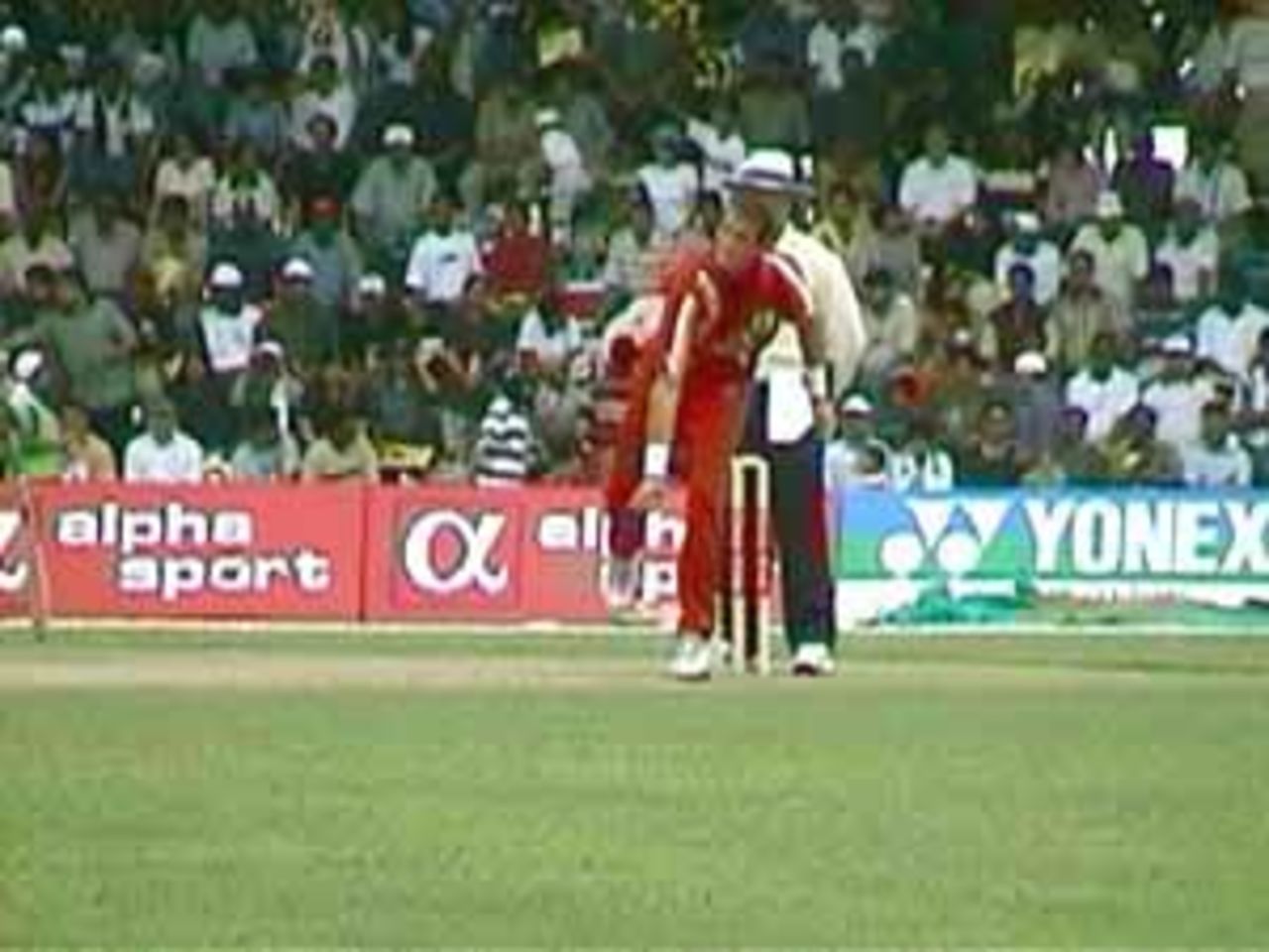 Andy Whittall bowling, India v Zimbabwe (2nd ODI), Coca-Cola Singapore Challenge, 1999-2000, Kallang Ground, Singapore, 4 Sep 1999.