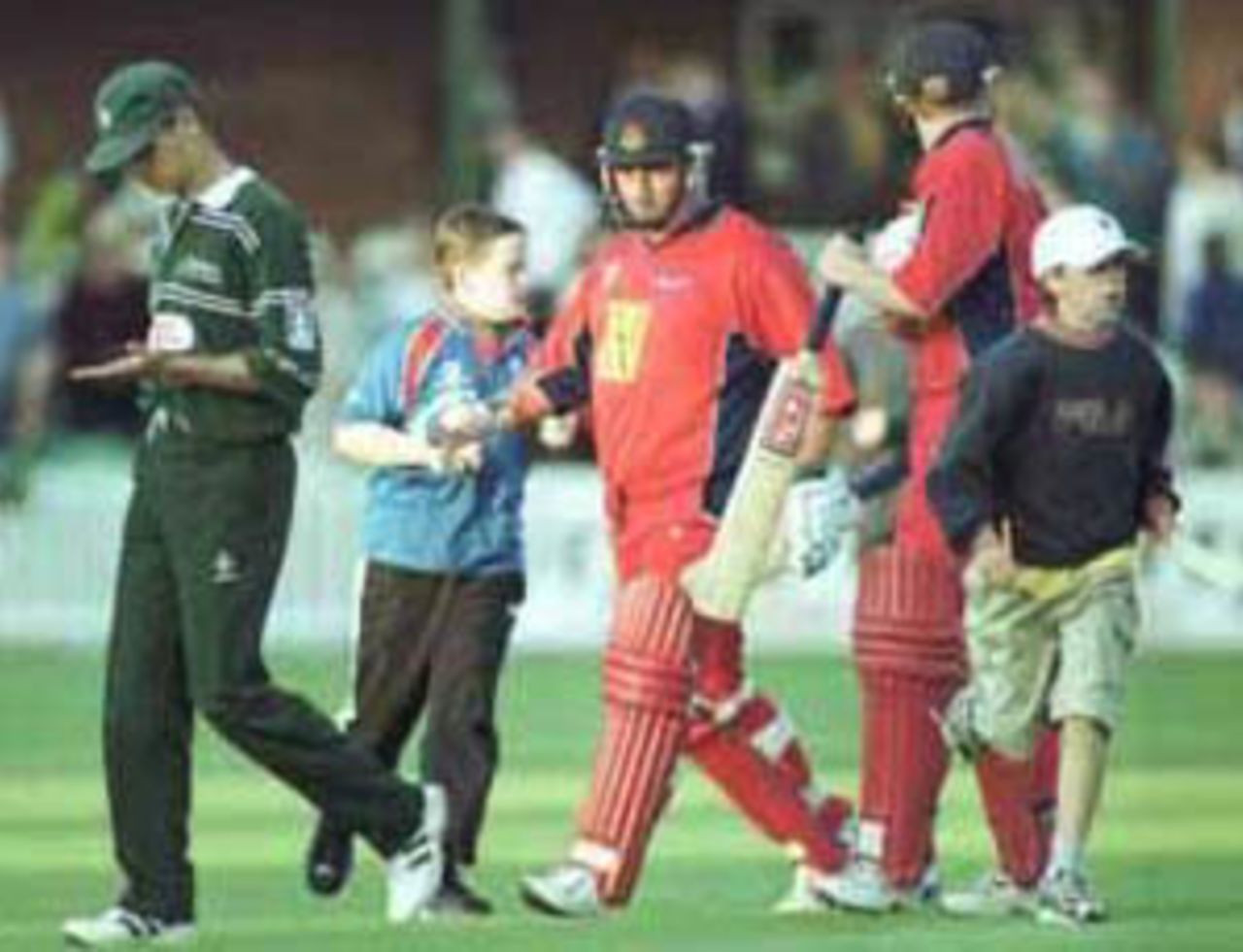 Ian Austin walks back to the pavilion after hitting the winning runs, National League Division One, 2000, Worcestershire v Lancashire, County Ground, New Road, Worcester, 3 September 2000.