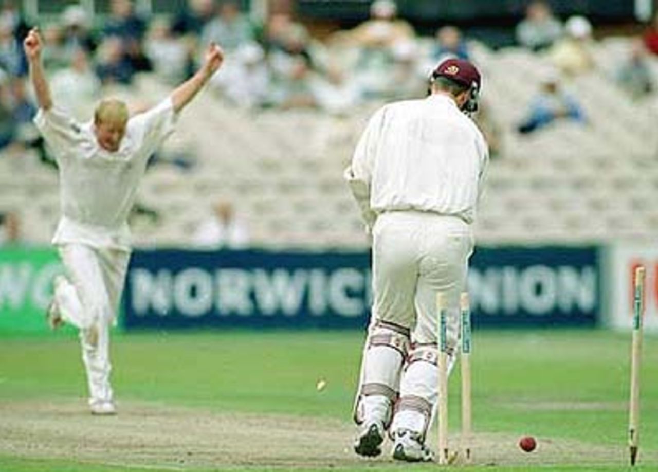 Glen Chapple bowls out Parsons, PPP healthcare County Championship Division One, 2000, Lancashire v Somerset, Old Trafford, Manchester, 08-10 September 2000 (Day 1).