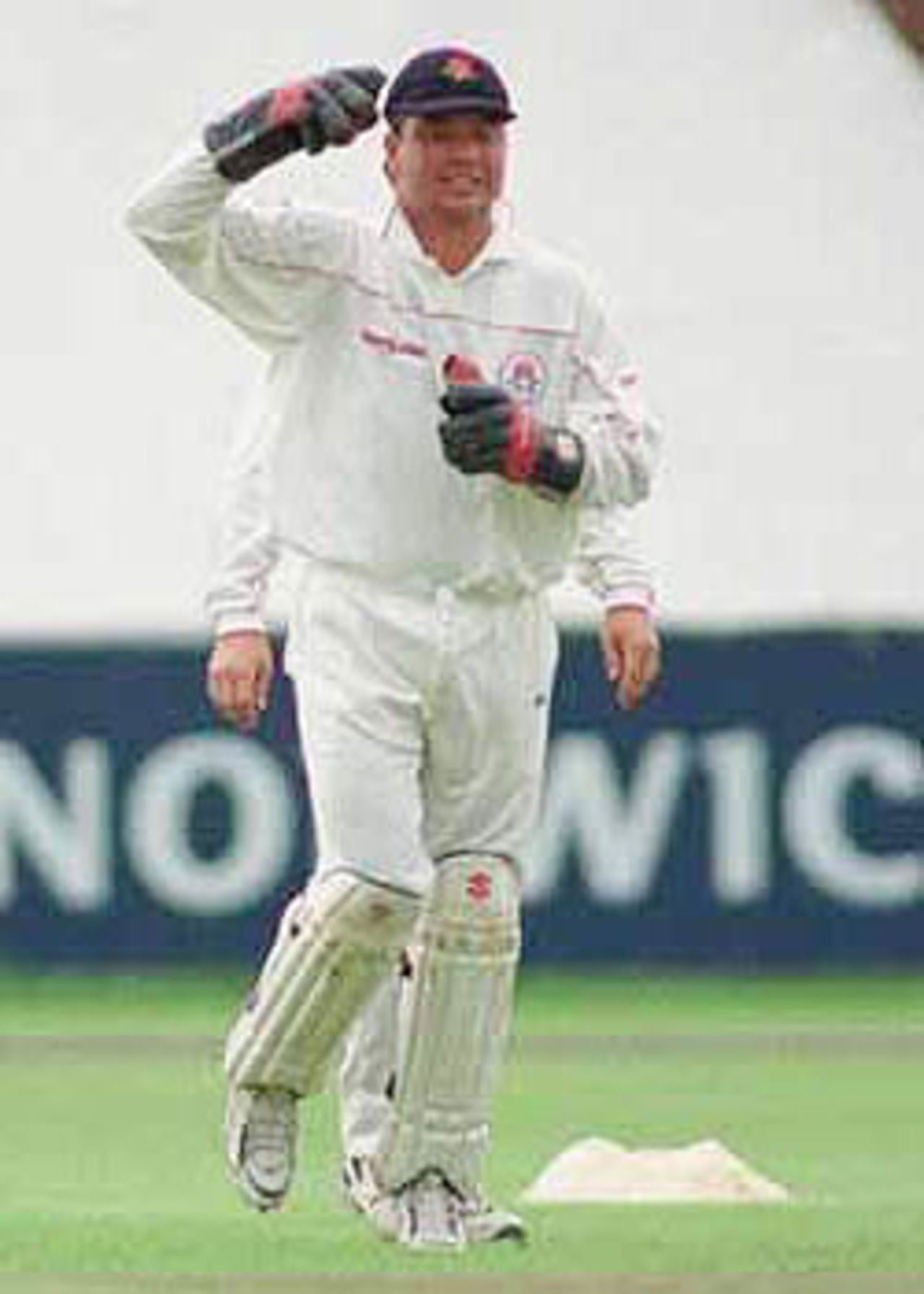 Warren Hegg equals the record for most catches in a career by a Lancashire player, PPP healthcare County Championship Division One, 2000, Lancashire v Somerset, Old Trafford, Manchester, 08-10 September 2000 (Day 3).