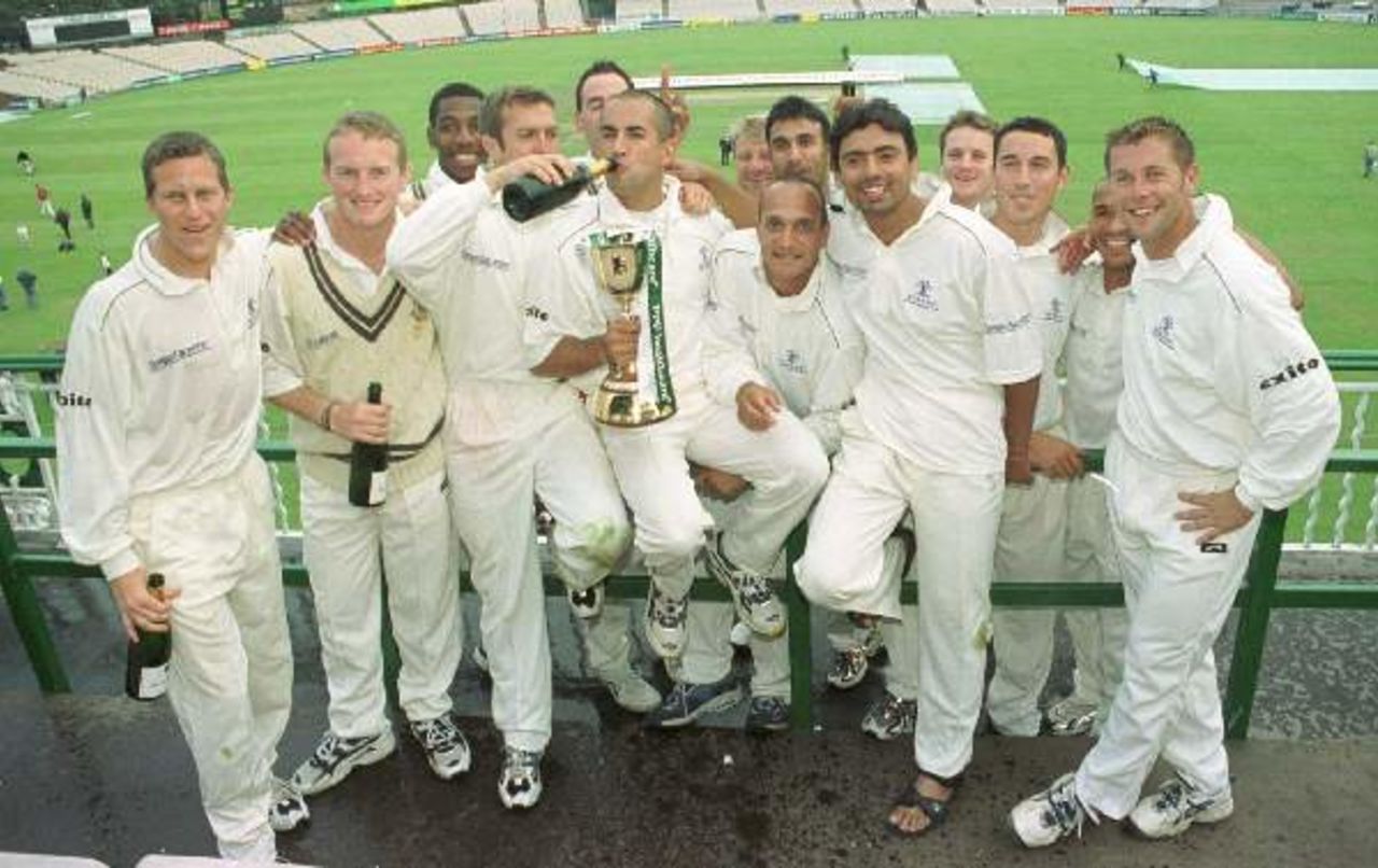 Adam Hollioake and the Surrey team with the 2000 PPP healthcare Division One Trophy