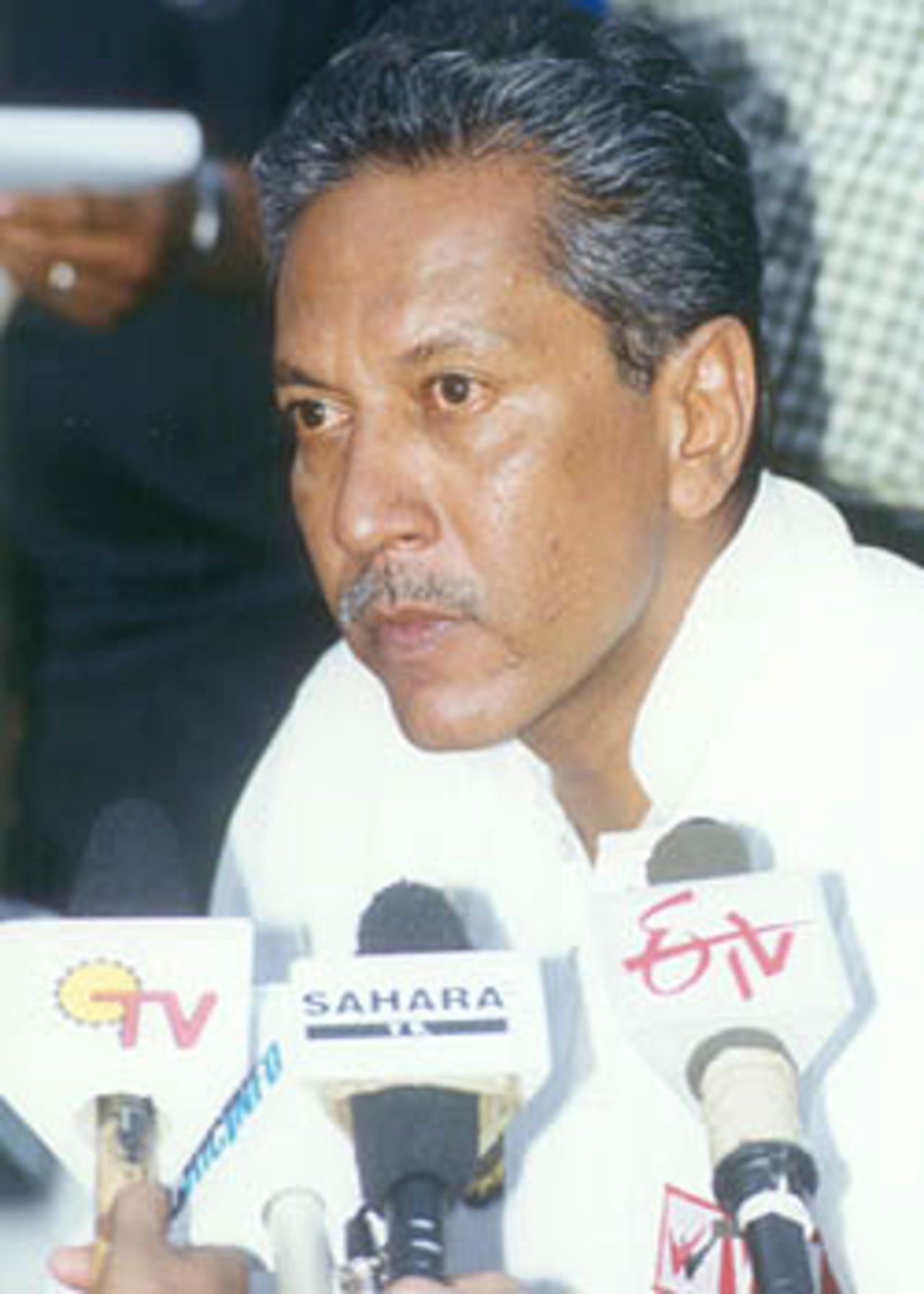 Gaekwad speaking to the press in Chennai on the first day of the camp, MRF Pace Foundation, Chennai, 14 Sep 2000.