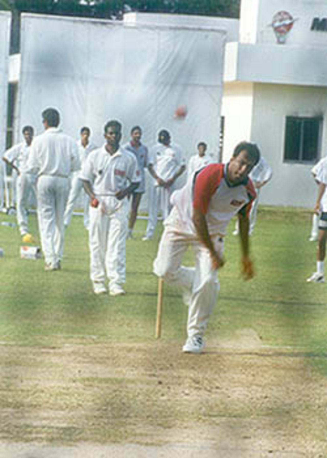 Robin Singh bowling at the nets on the opening day of the camp, MRF Pace Foundation, Chennai, 14 Sep 2000.