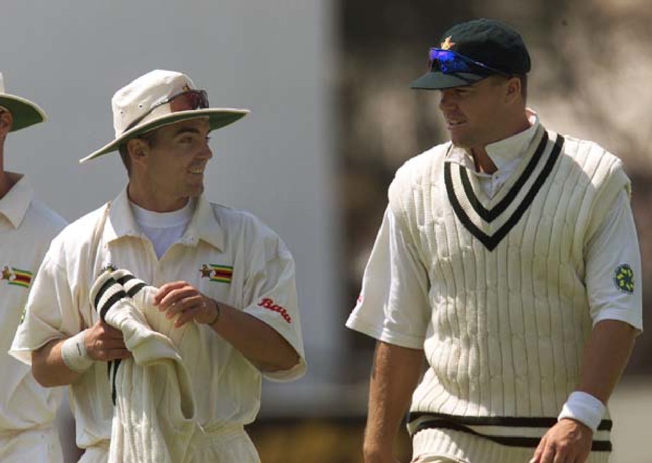 Strang and Streak discuss tactics, Zimbabwe v New Zealand, 1st Test, 16 Sep 2000
