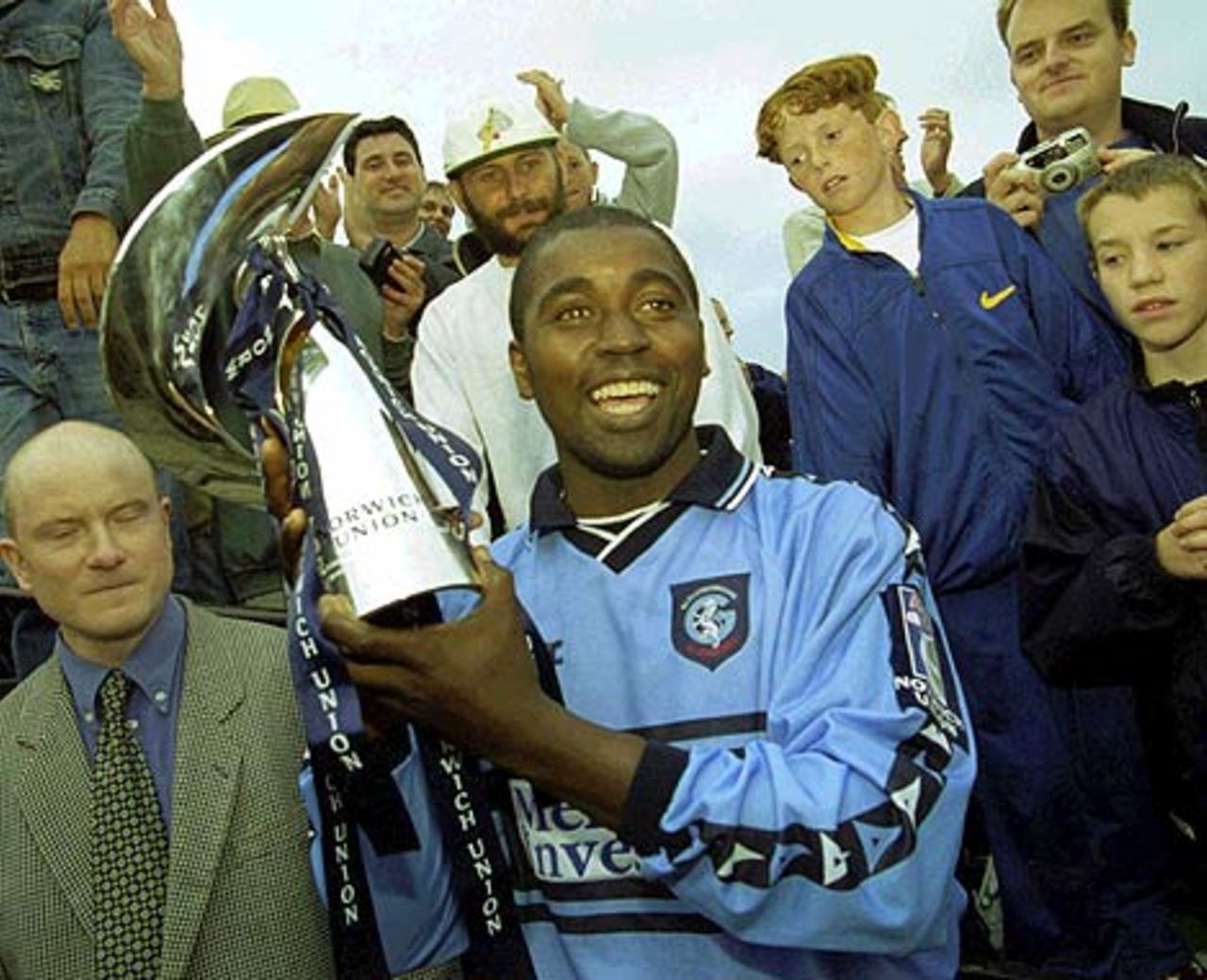 17 Sep 2000: Gloucestershire captain Mark Alleyne celebrates after winning the NCL Trophy during the Norwich Union NCL match between Gloucestershire Gladiators and Northamptonshire Steelbacks match played in Bristol.