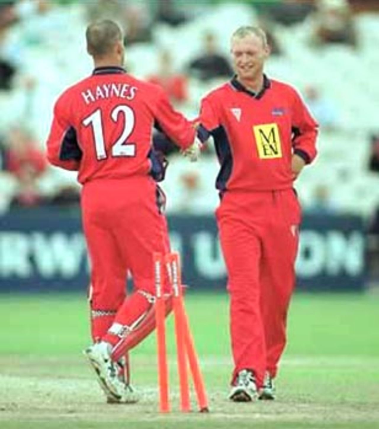 Jamie Haynes & Gary Keedy shakes hands after a wicket falls. National League Division One 2000, Lancashire v Sussex, Old Trafford, Manchester 17 Sep 2000