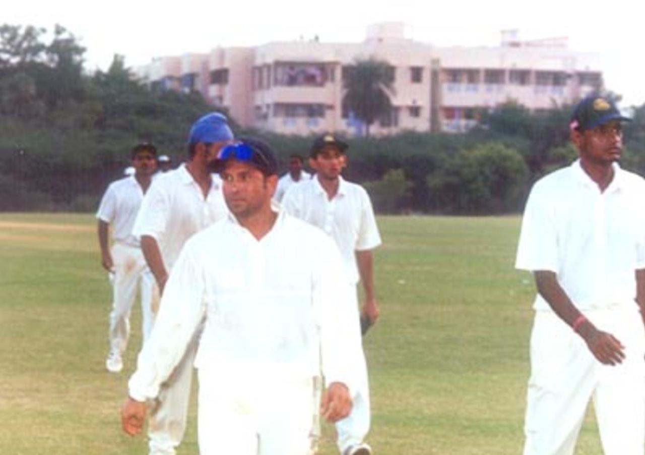 Sachin leads boys off the field after practice game, Chennai 21 Sep 2000