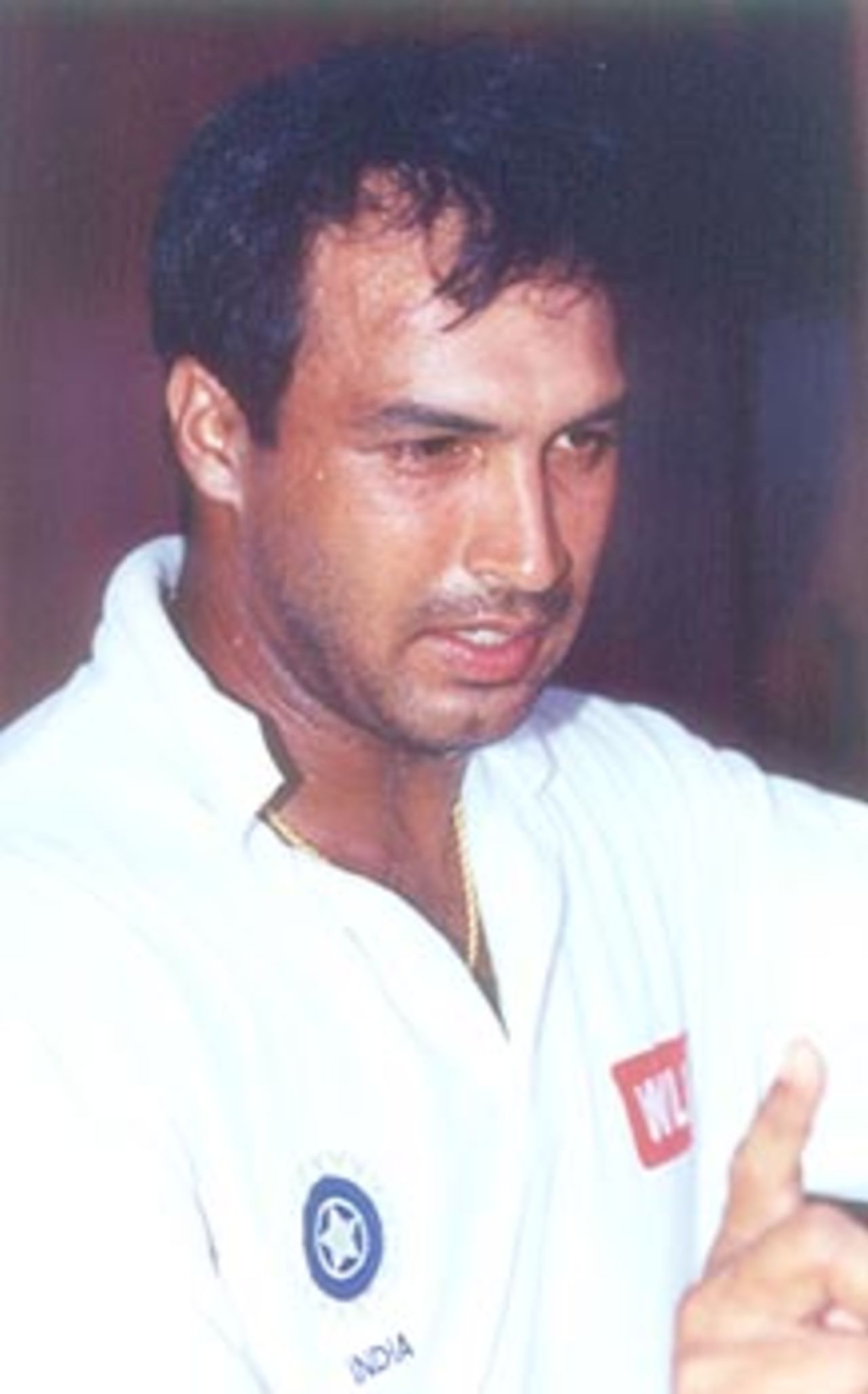 Robin Singh snapped in an animated discussion, Indian team at the conditioning camp at Chennai, 21 Sep 2000