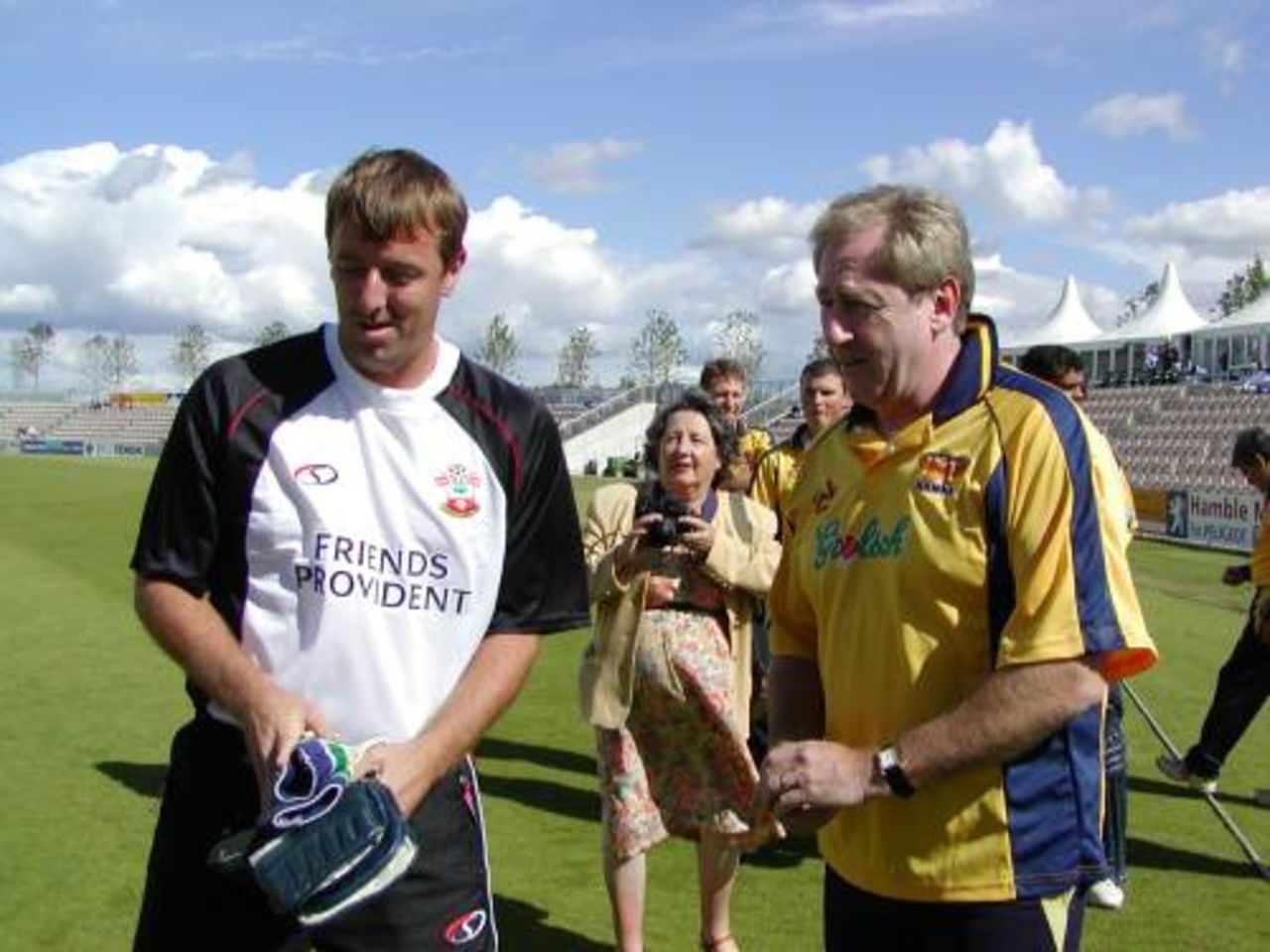 Matt LeTissier and Hampshire chairman Rod Bransgrove toss for choice of innings.