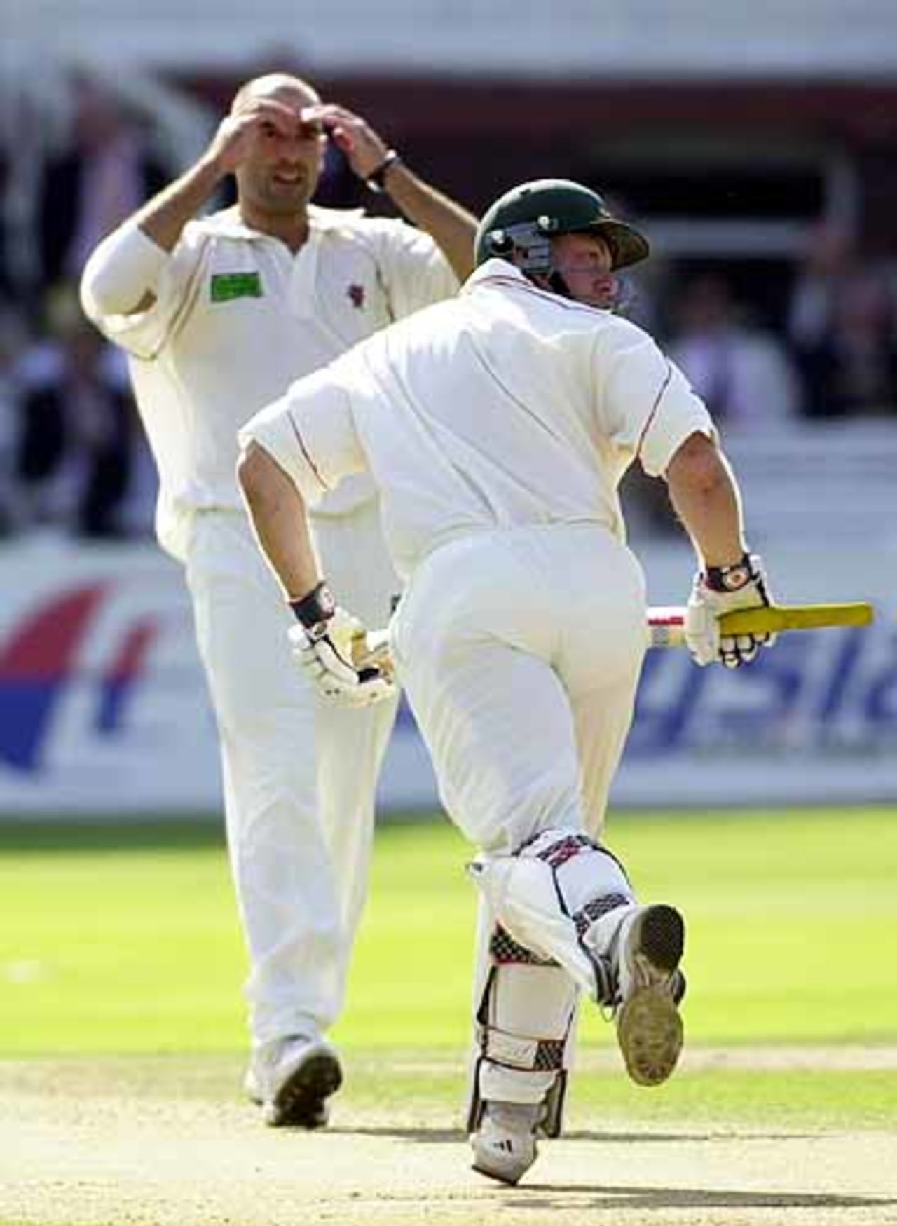 Bowler Richard Johnson in despair as Trevor Ward steps up the scoring in the Leics innings, C&G Trophy final, Lord's, Sat 1 Sep 2001