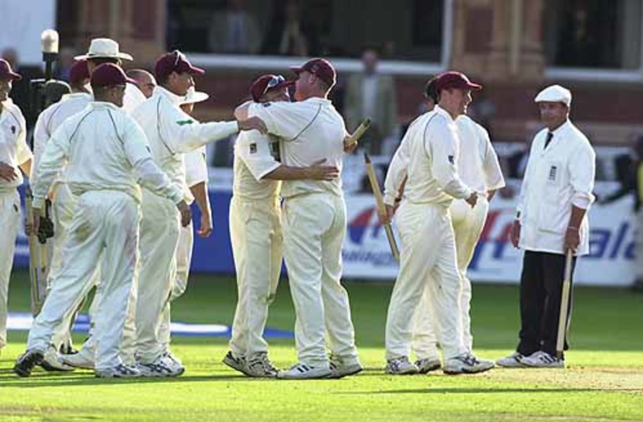 The Somerset players at the end of the match, C&G Trophy final, Lord's, Sat 1 Sep 2001