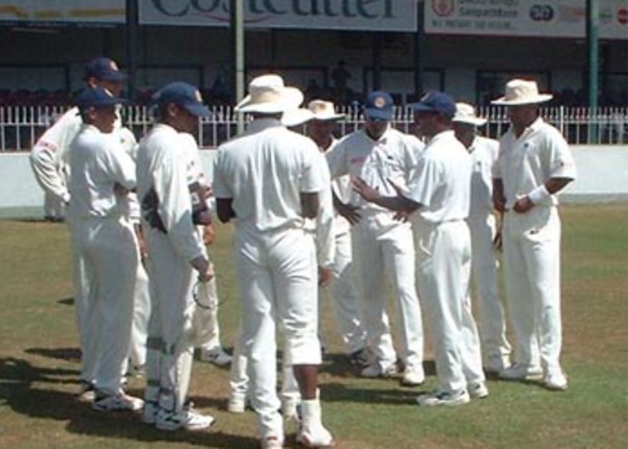 Sanath Jayasuriya talks to his team mates before the match, Asian Test Championship 2001-02, 2nd Match, Sri Lanka v Bangladesh, Sinhalese Sports Club Ground, Colombo.