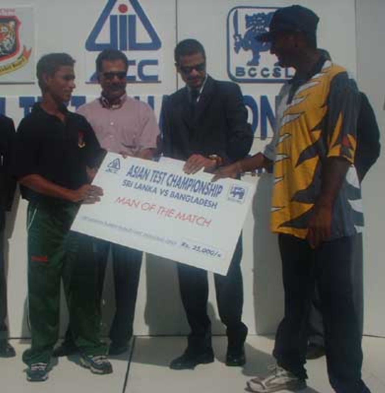Ashraful and Muralitharan collect a cheque, Asian Test Championship 2001-02, 2nd Match, Sri Lanka v Bangladesh, Sinhalese Sports Club Ground, Colombo.