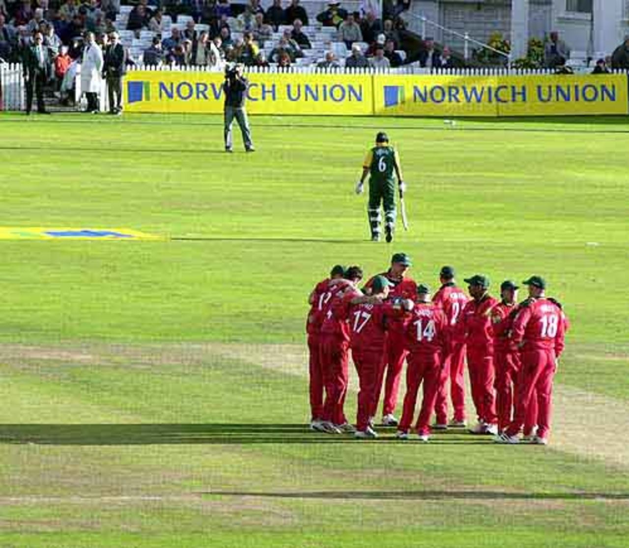 Off goes Afzaal as Leics huddle at Trent Bridge, 16th September 2001