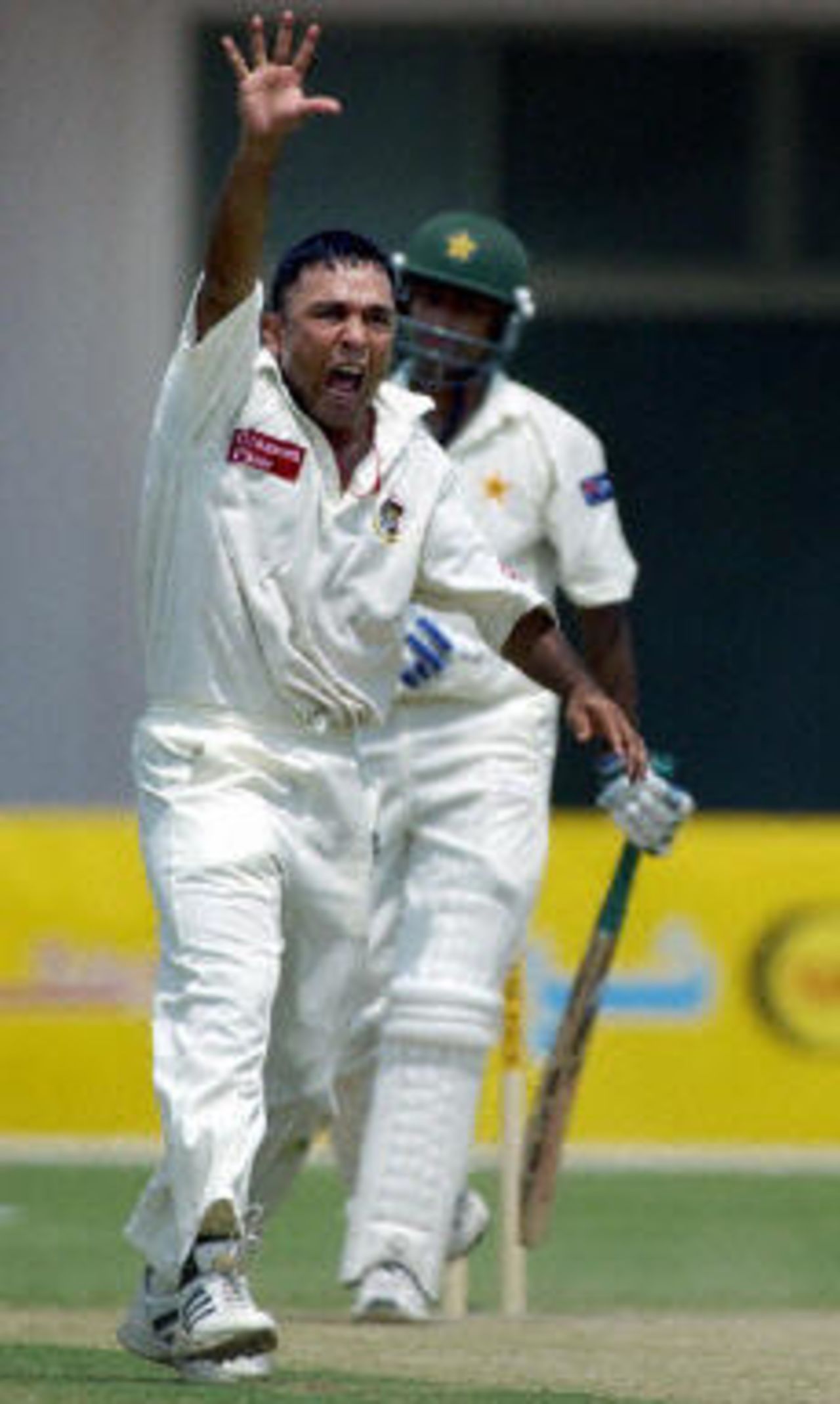 Khaled Mahmud successfuly appeals for an LBW, Pakistan v Bangladesh, 3rd Test, Multan, September 4, 2003.