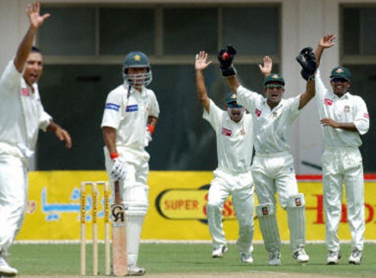 Khaled Mahmud and his teammates Habibul Bashar, Khaled Mashud and Alok Kapali successfuly appeal, Pakistan v Bangladesh, 3rd Test, Multan, September 4, 2003.