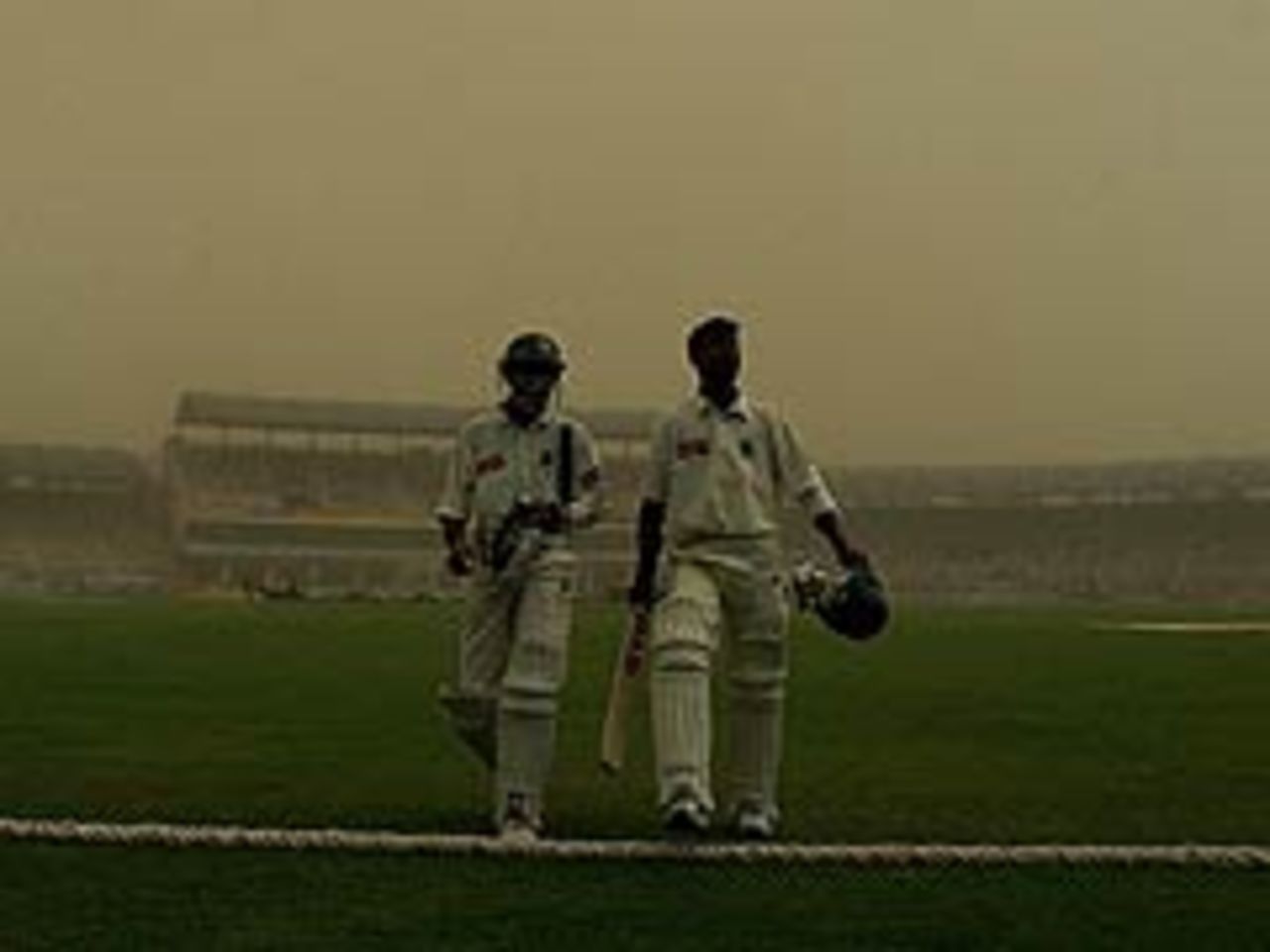 A duststorm stops play on the third day of the 3rd Test between Pakistan and Bangladesh at Moltan, September 5, 2003