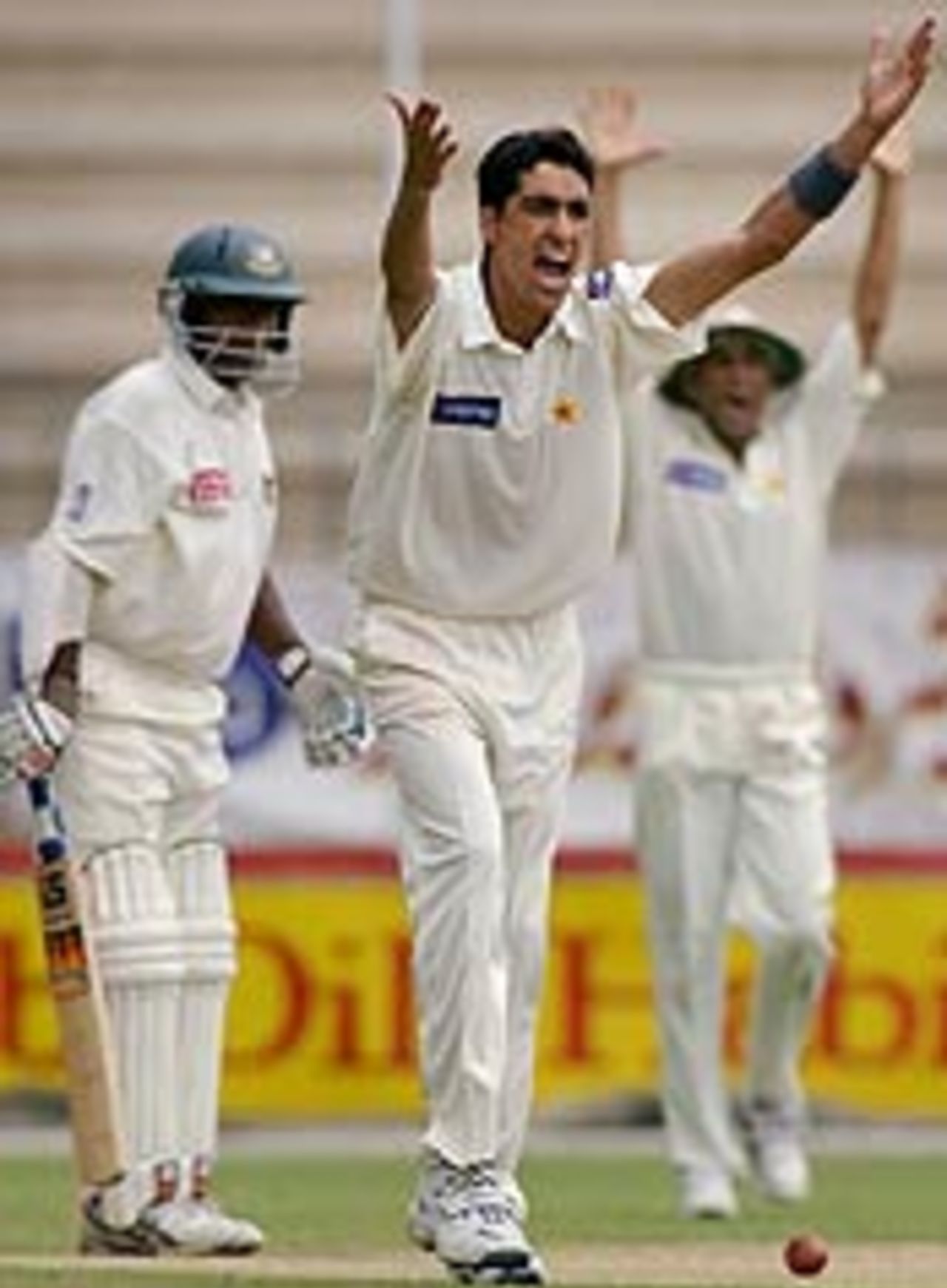 Umar Gul successfuly appeals for LBW against Mohammad Rafique, Pakistan v Bangladesh, 3rd Test, Day 3, September 5, 2003