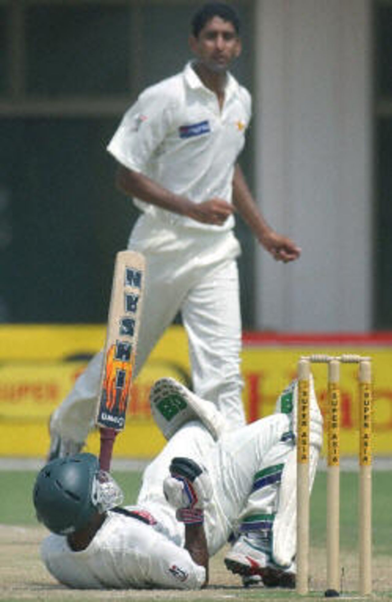 Shabbir Ahmed looks on as Rajin Saleh falls trying to avoid his bouncer, Pakistan v Bangladesh, 3rd Test, Multan, September 5, 2003.