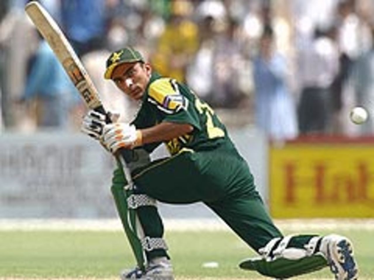 Yasir Hameed drives, Pak v Ban, Multan, 9th Sept 2003