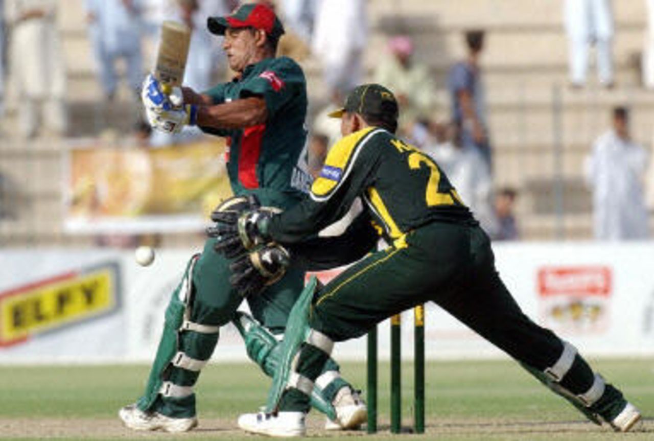 Mushfiqur Rahman and Kamran Akmal in action, Pakistan v Bangladesh, 1st ODI, Multan, September 9, 2003.