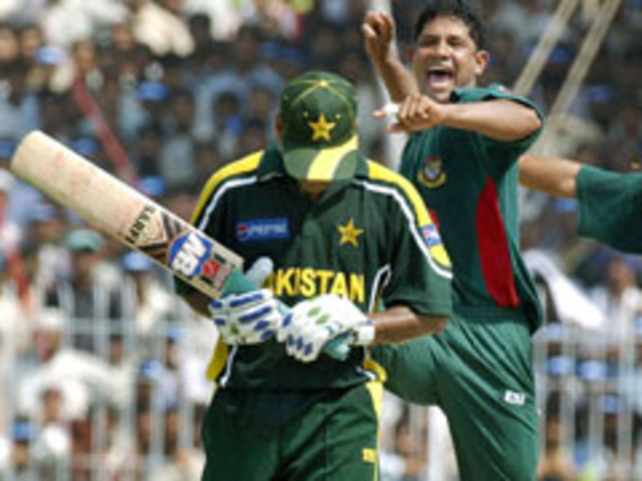 Mushfiqur Rahman celebrate the wicket of Mohammad Hafeez, Pak v Bang, 2nd ODI, Faisalabad, September 12, 2003