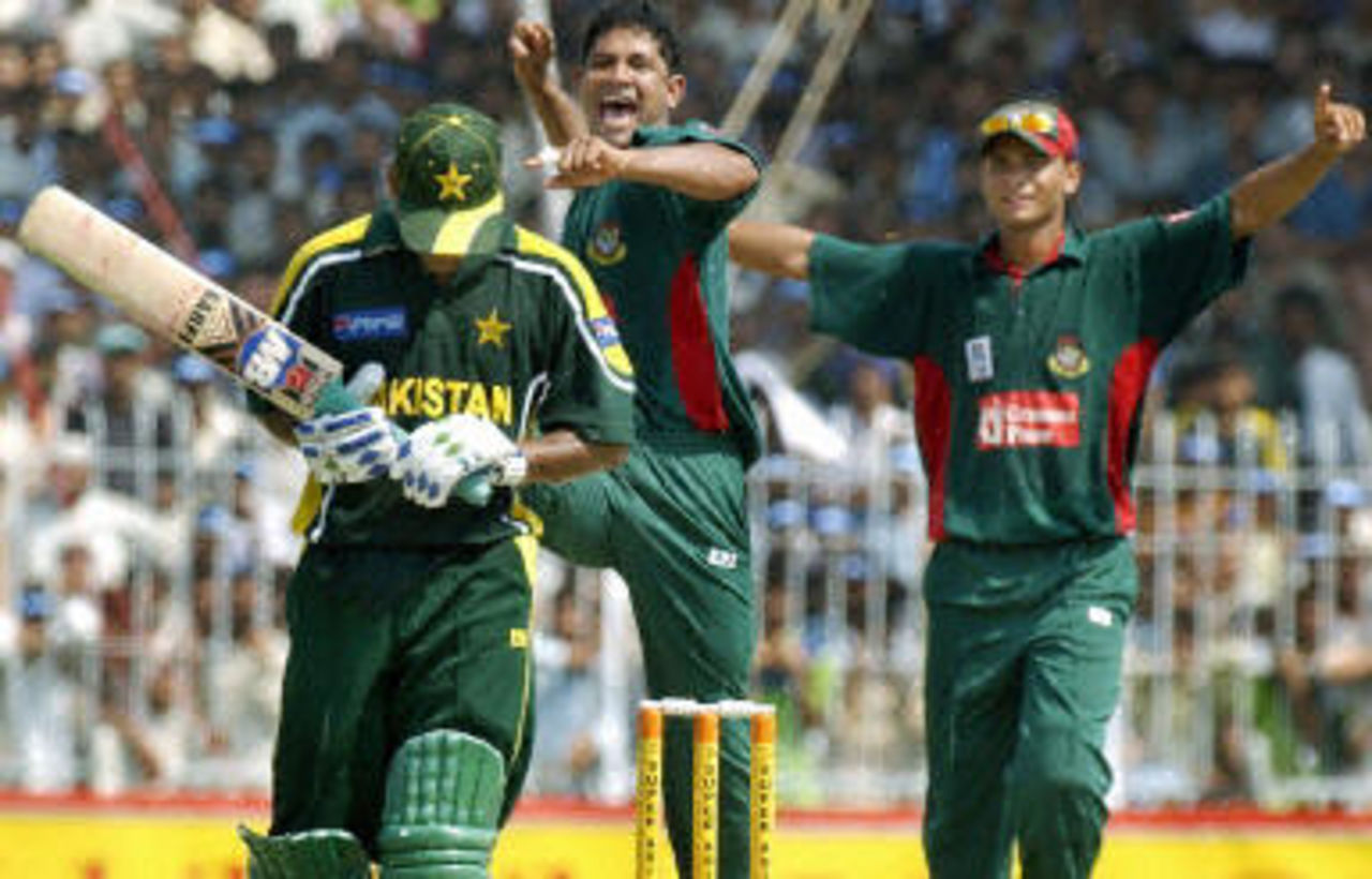 Mohammad Hafeez looks dejected as Mushfiqur Rahman celebrates, Pakistan v Bangladesh, 2nd ODI, Faisalabad, September 12, 2003.