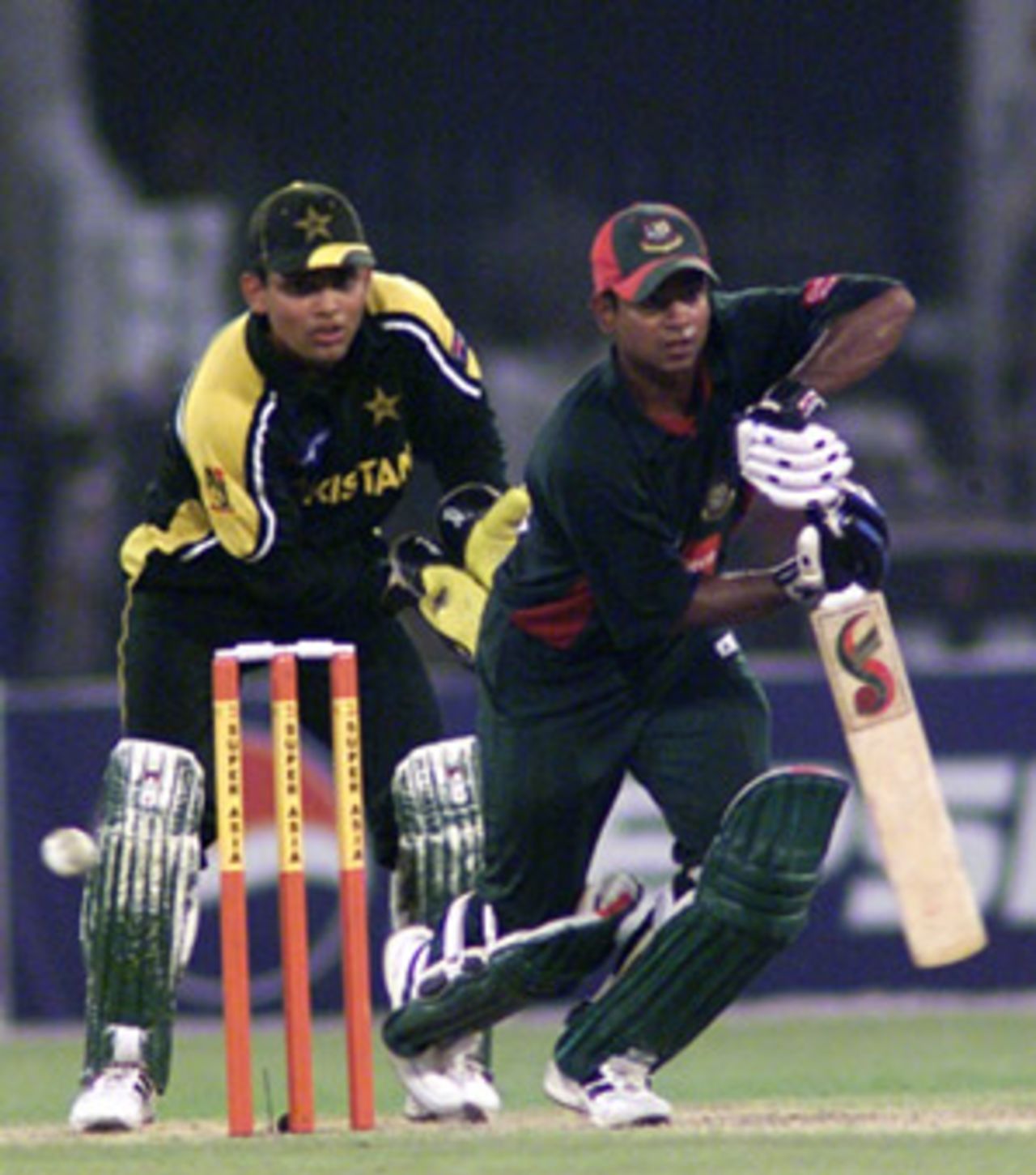 Hannan Sarkar in action on his way to 61, Pakistan v Bangladesh, 3rd ODI, Lahore, September 15, 2003.