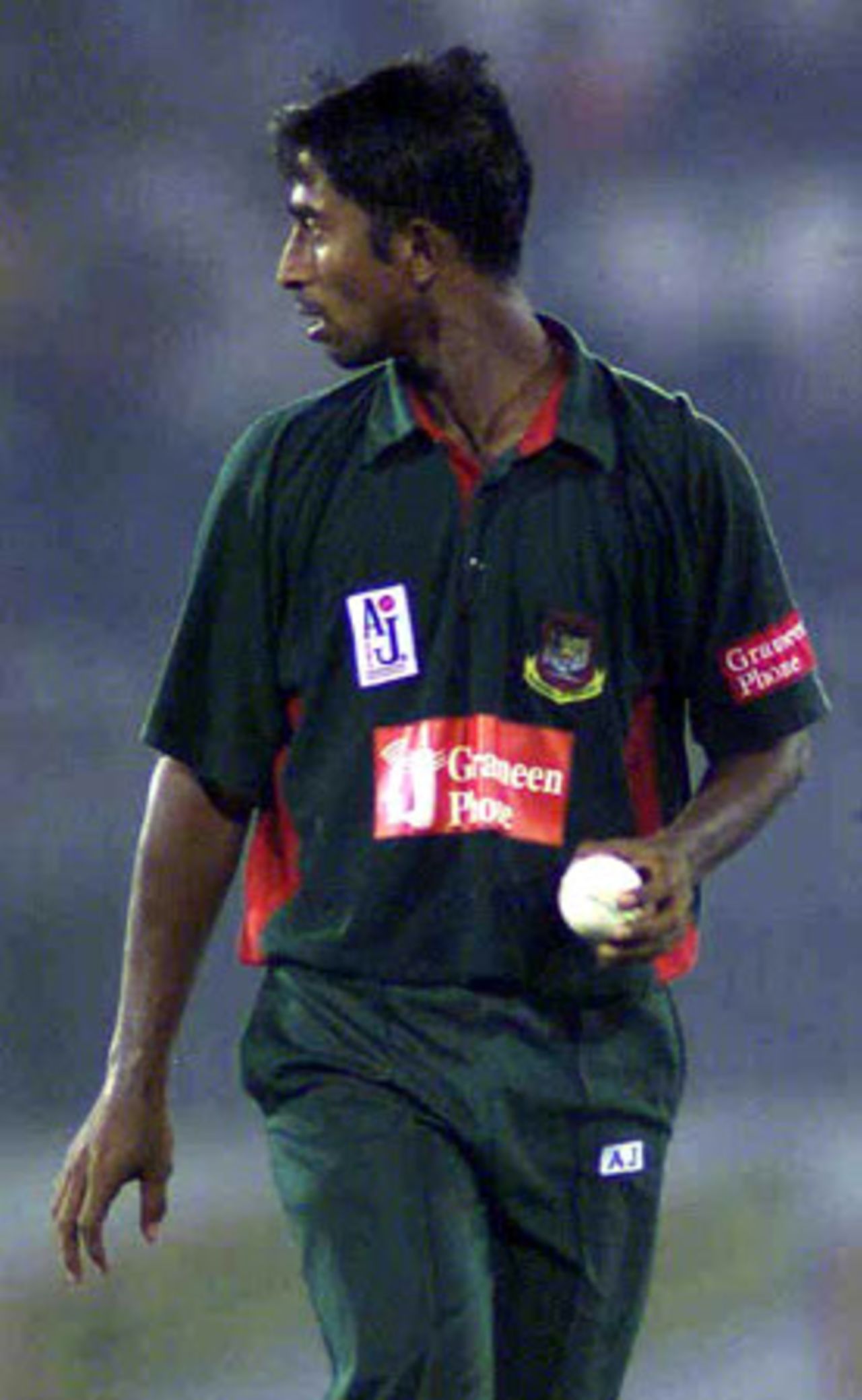 Tapash Baisya going to his mark, Pakistan v Bangladesh, 4th ODI, Rawalpindi, September 18, 2003.