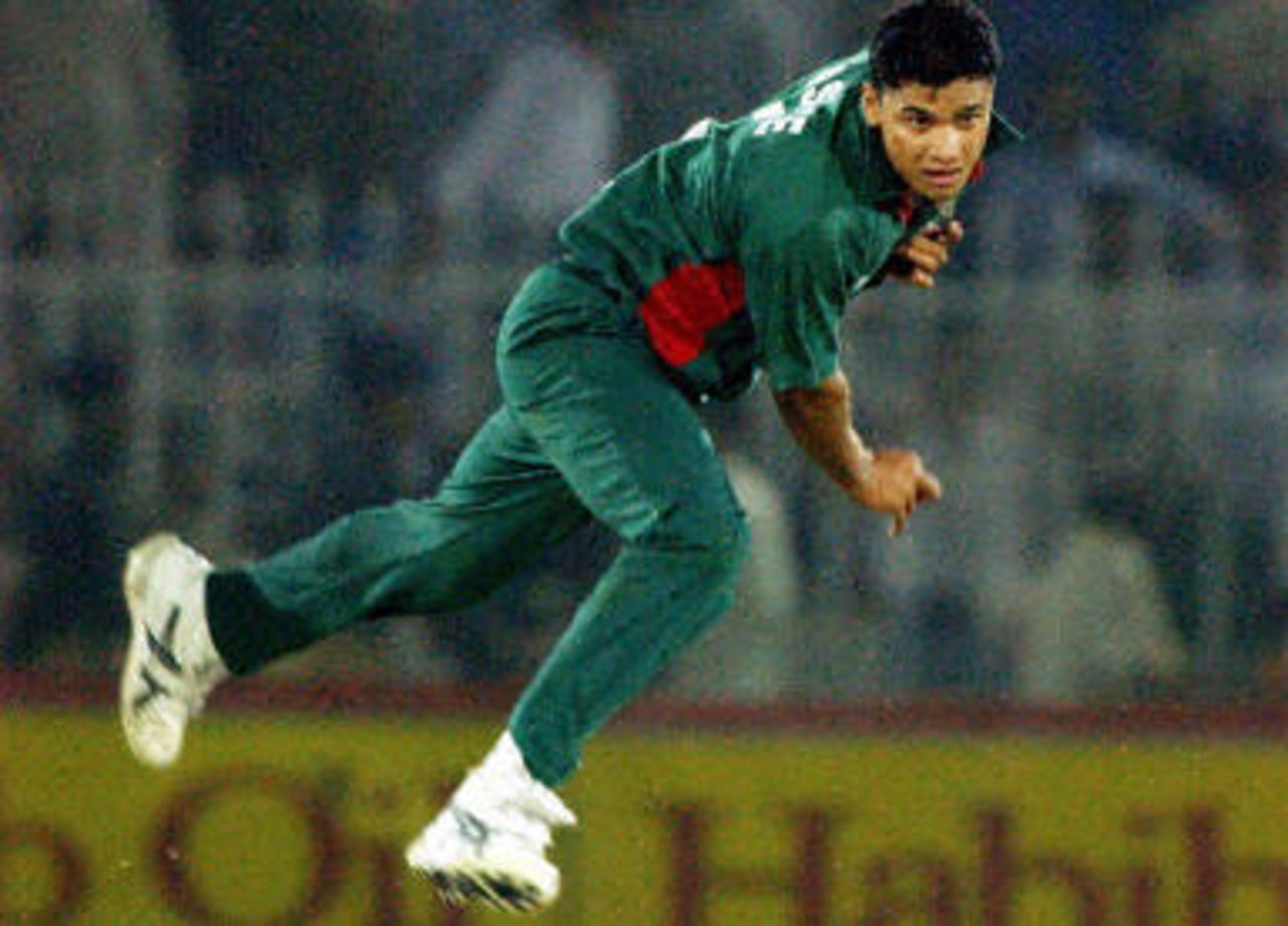 Mashrafe Mortaza leaps while bowling, Pakistan v Bangladesh, 4th ODI, Rawalpindi, September 18, 2003.