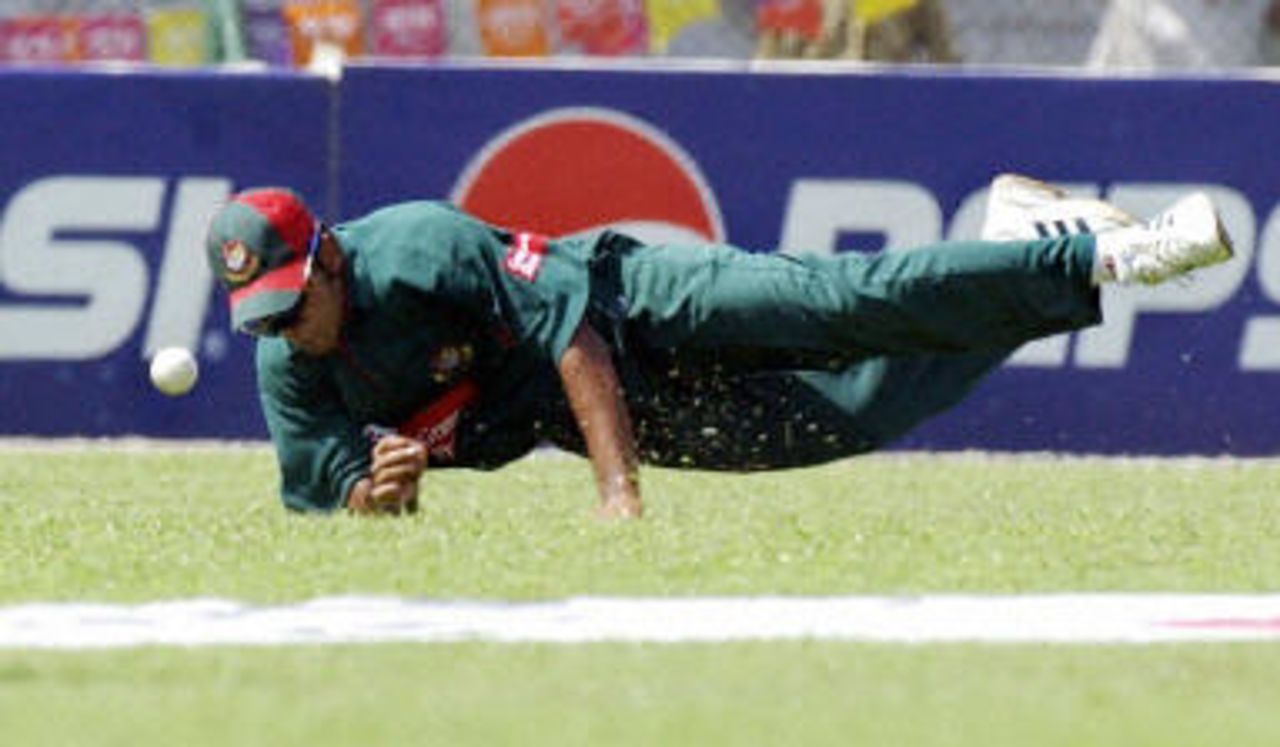 Tushar Imran dives in an attempt to stop a four, Pakistan v Bangladesh, 5th ODI, Karachi, September 21, 2003.