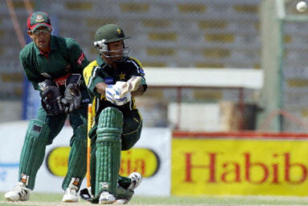 Khaled Mashud looks on as Mohammad Hafeez sweeps during his 44, Pakistan v Bangladesh, 5th ODI, Karachi, September 21, 2003.