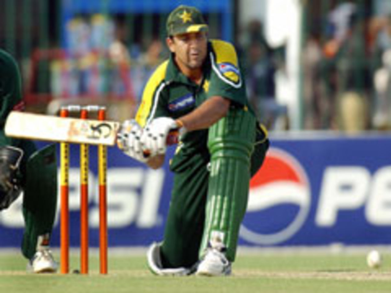 Inzamam-ul-Haq sweeps, Pak v Bang, 3rd ODI, Lahore, September 15, 2003