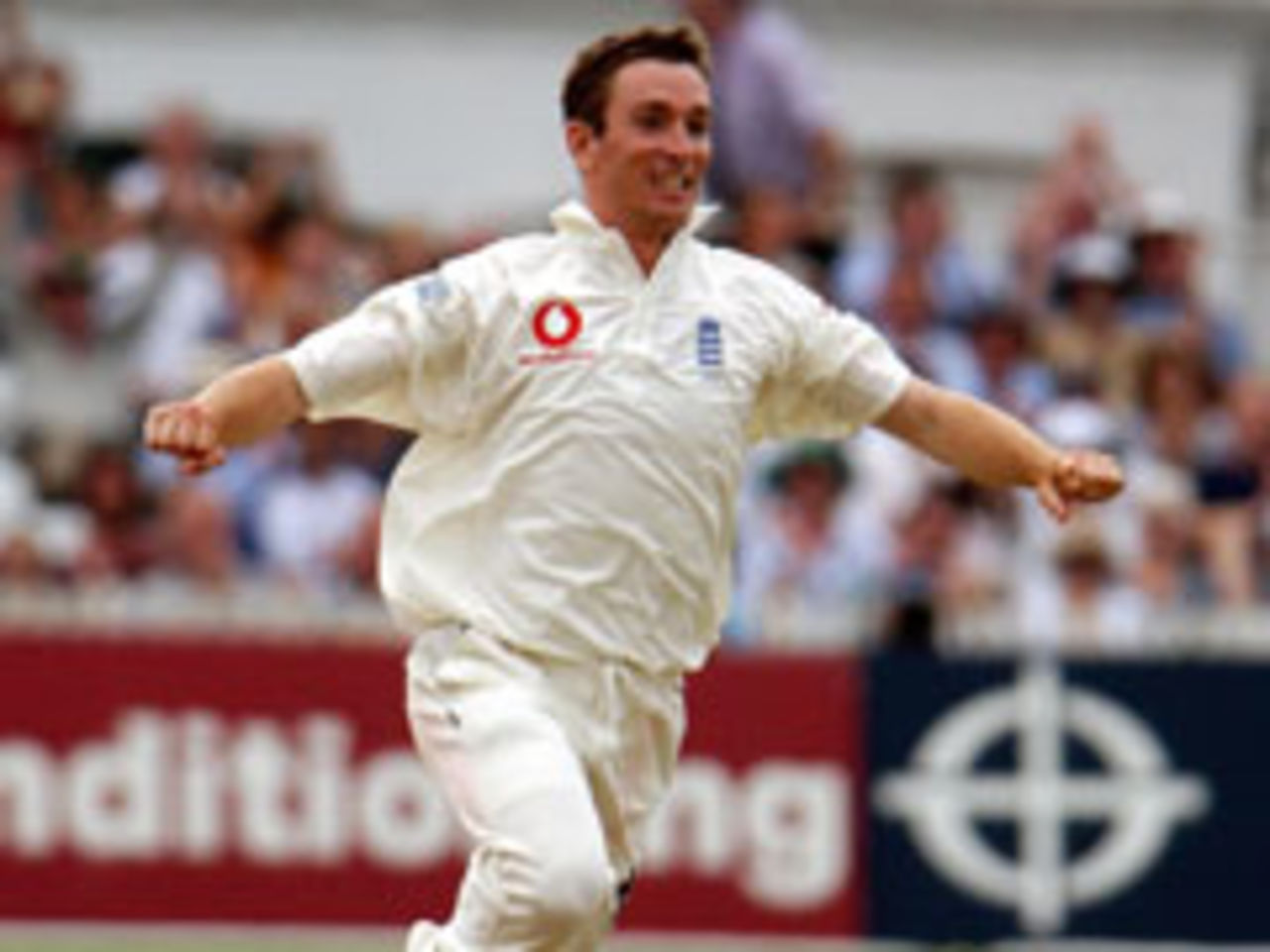 James Kirtley celebrates, Eng v SA, 3rd Test, Trent Bridge, August 18, 2003