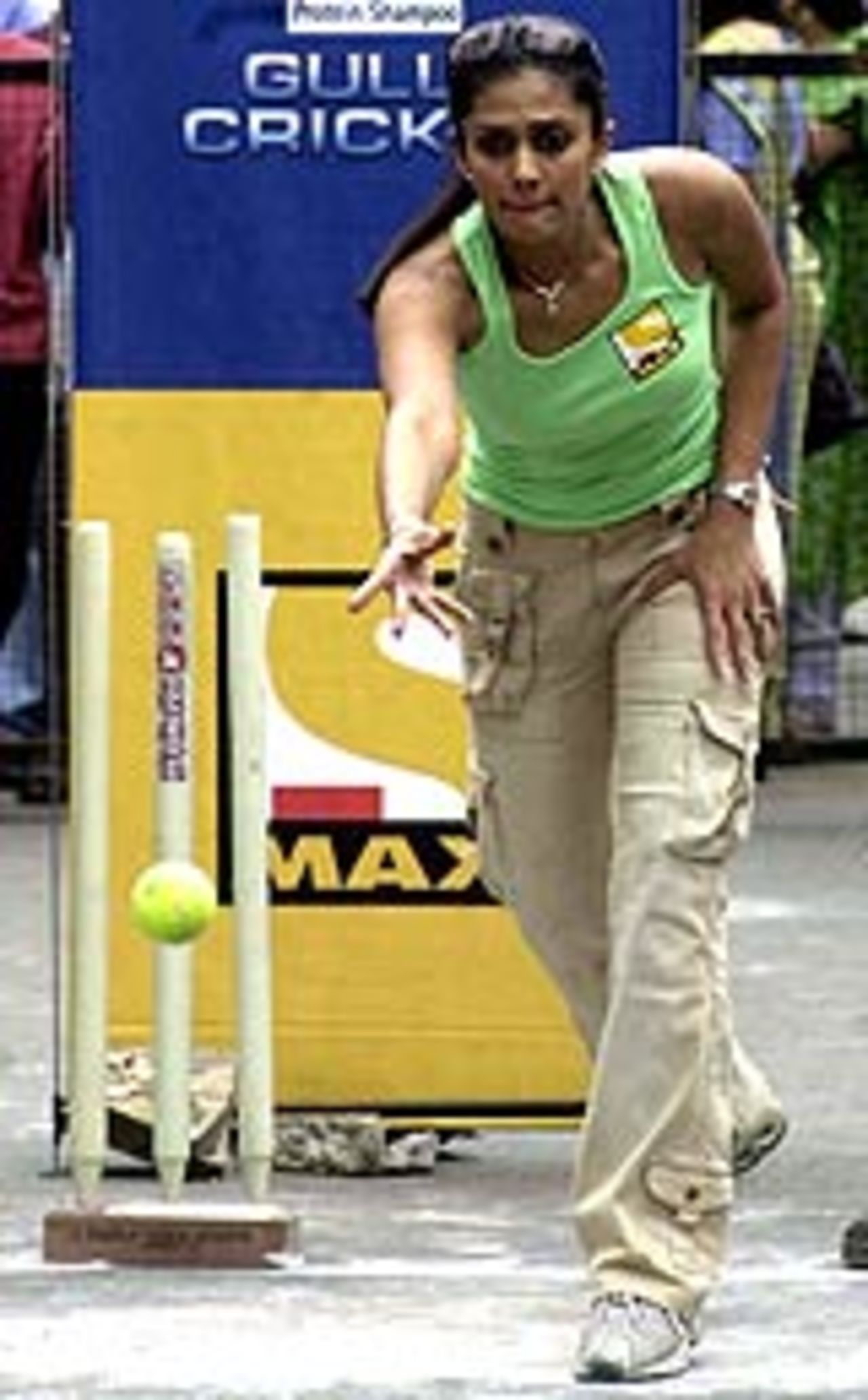 Mandira Bedi plays gully cricket