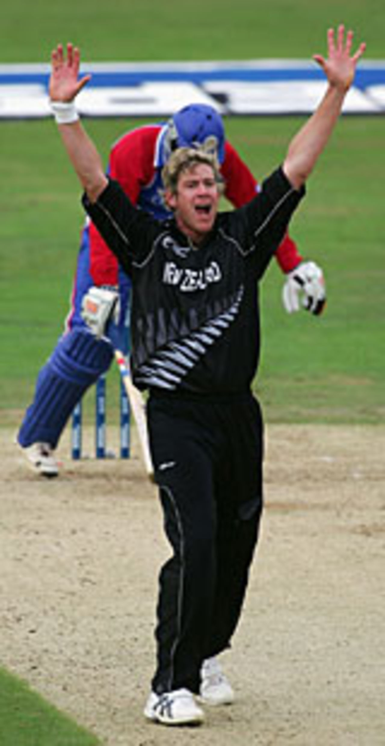 Jacon Oram traps Rohan Alexander lbw on his way to 5 for 39, New Zealand v USA, Champions Trophy, September 10 2004