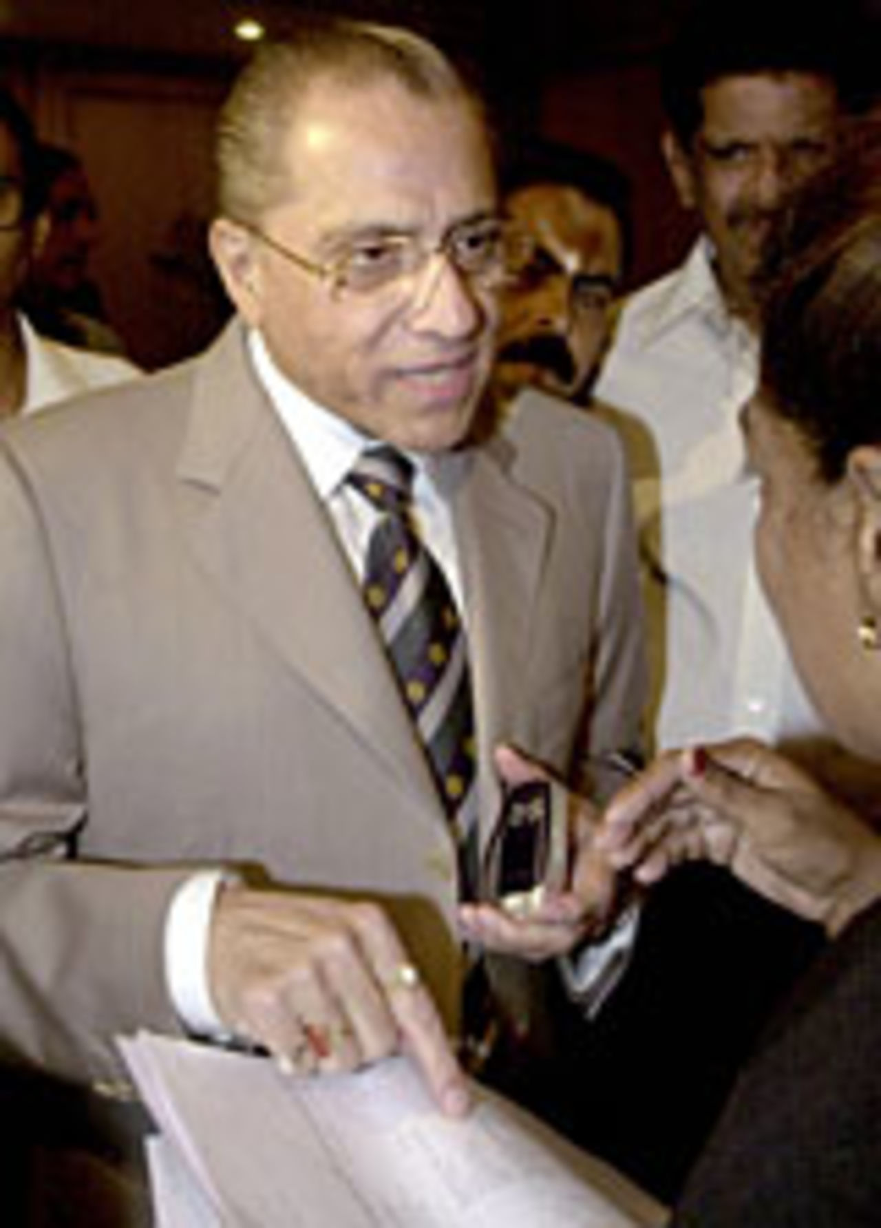 Jagmohan Dalmiya speaks with his lawyer during a BCCI meeting, Chennai, September 12, 2004