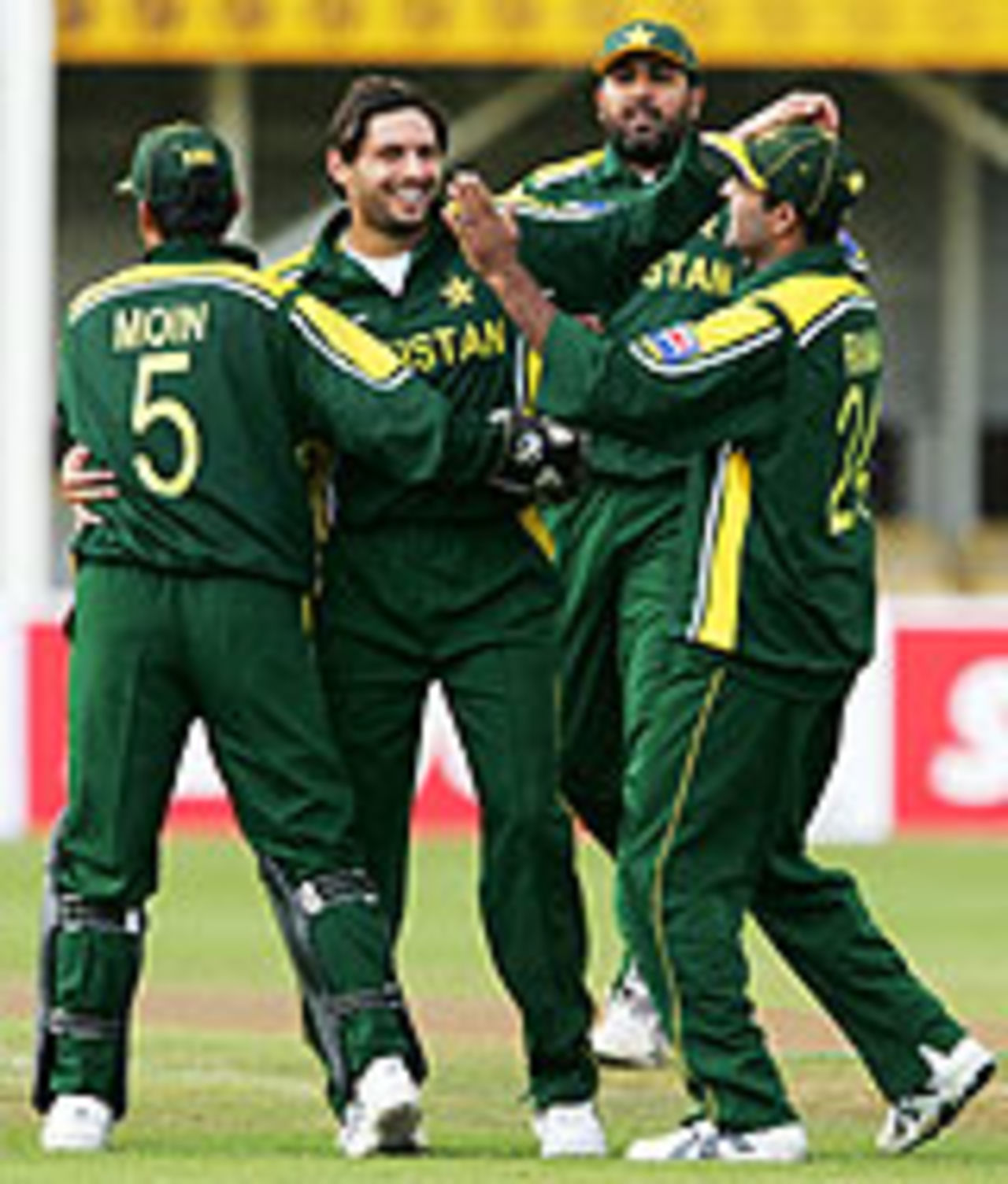 Shahid Afridi celebrates with teammates, Pakistan v Kenya, ICC Champions Trophy, Edgbaston, September 15 2004