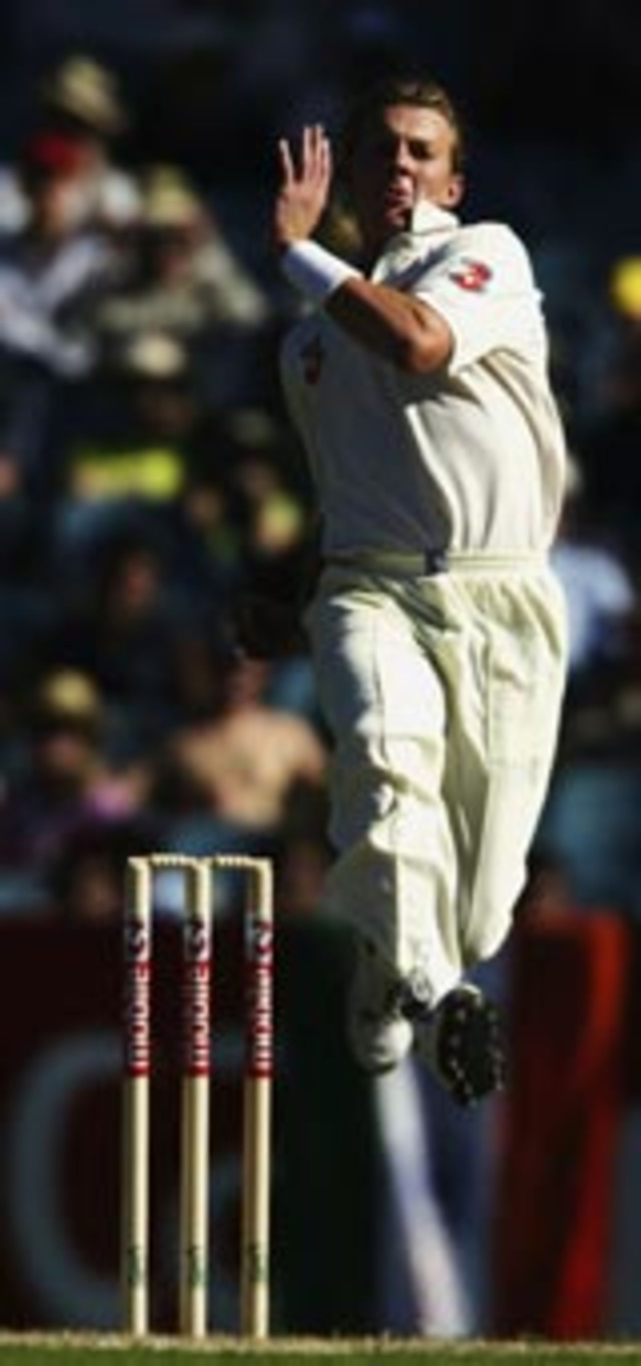 Brett Lee shapes to bowl, 28 December 2003