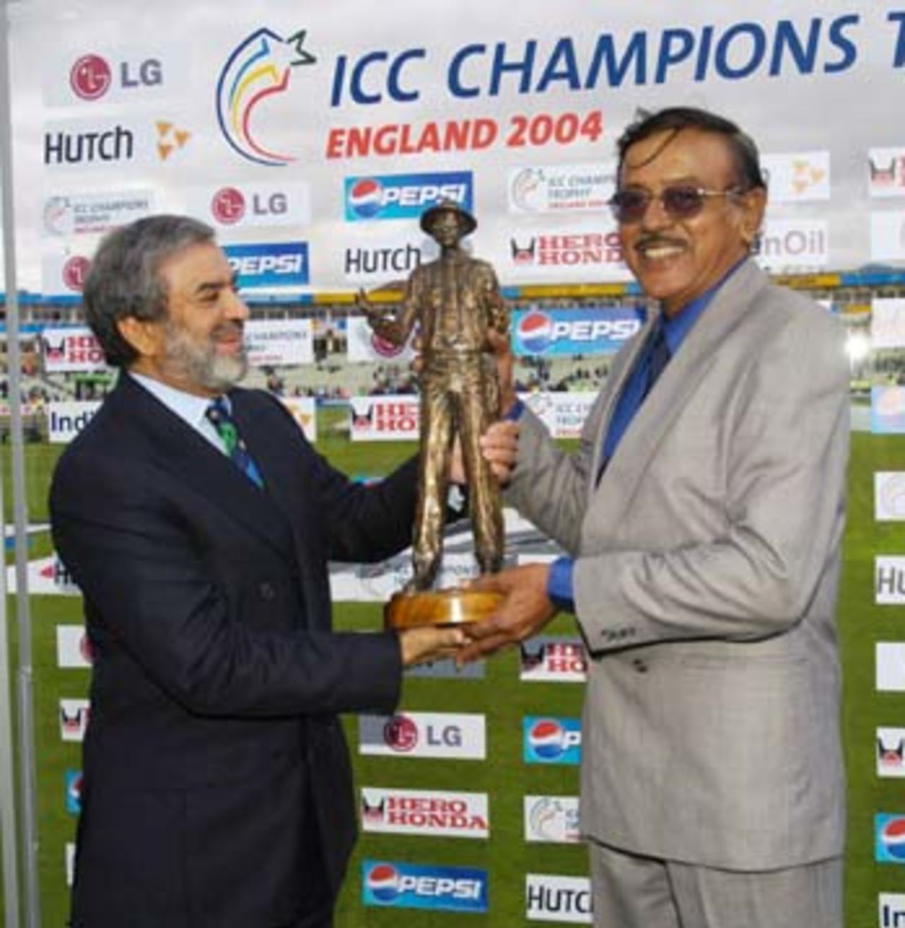 Srinivas Venkataraghavan receives his outstanding contribution Trophy