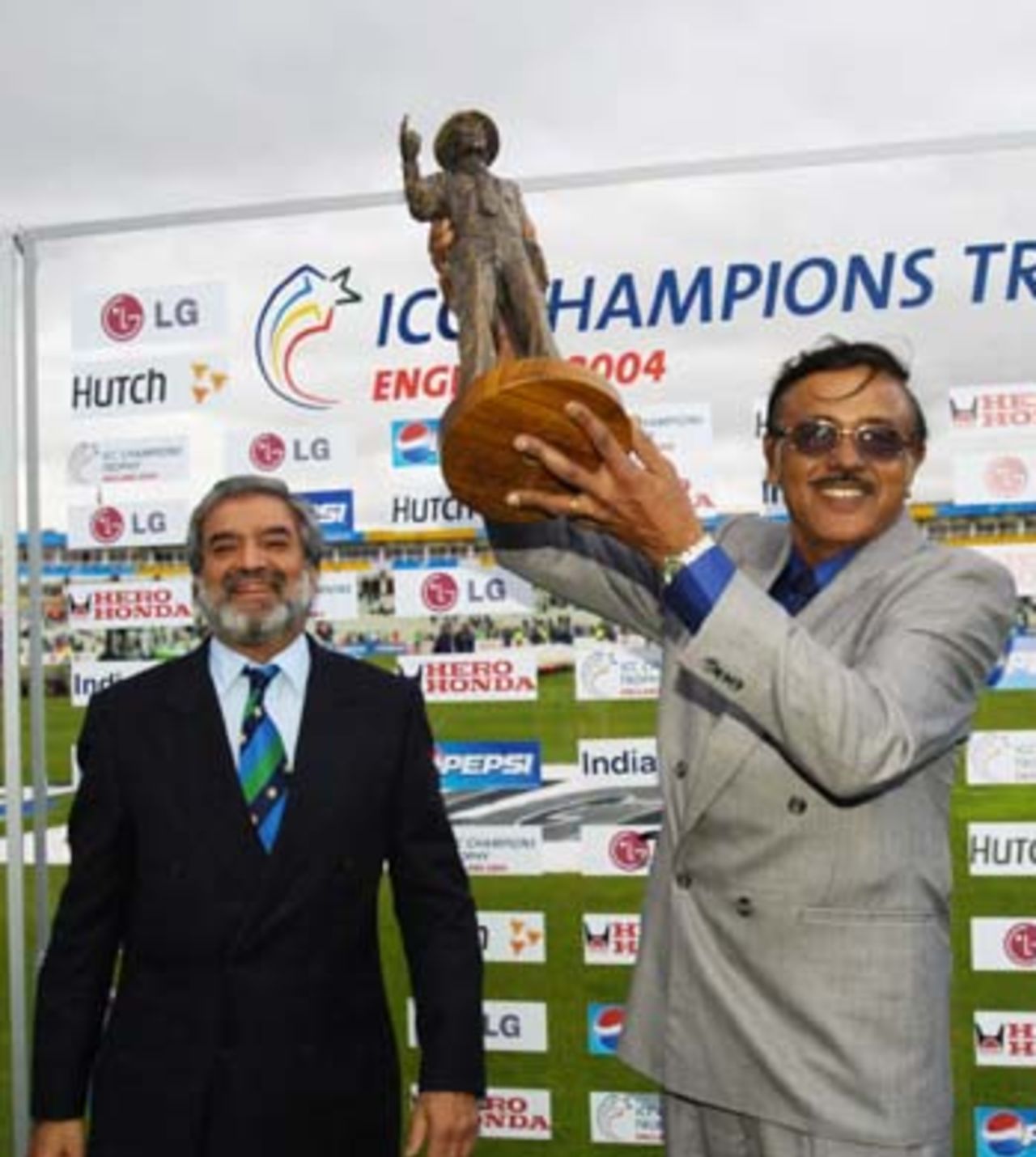 Srinivas Venkataraghavan receives his outstanding contribution Trophy