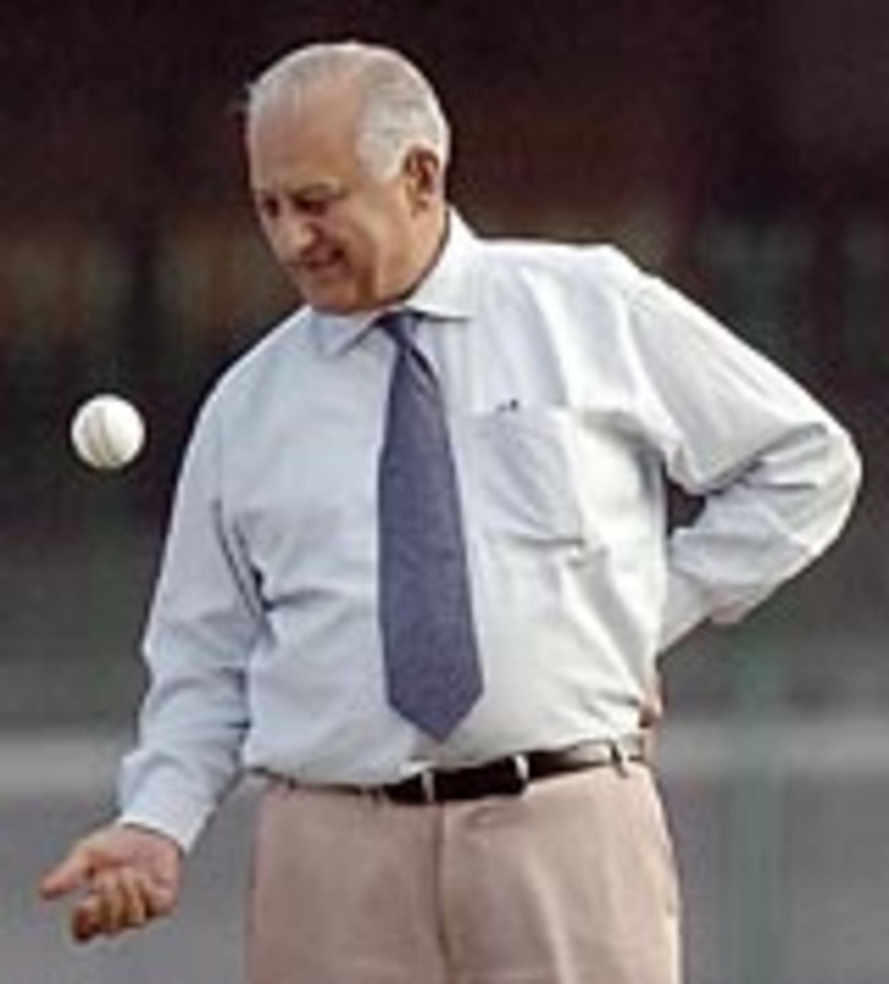 Shaharyar Khan tosses a ball in the nets at Lahore, September 28, 2004