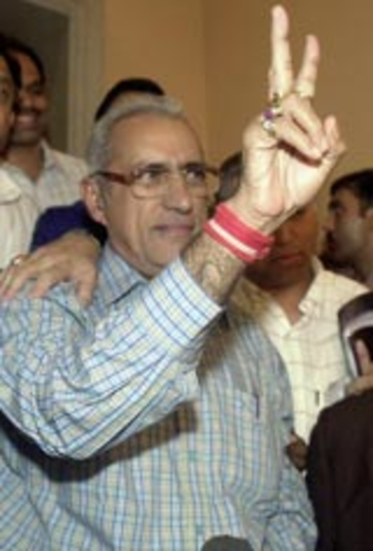 Ranbir Singh Mahendra, the BCCI's new president, showing the victory sign, September 29, 2004