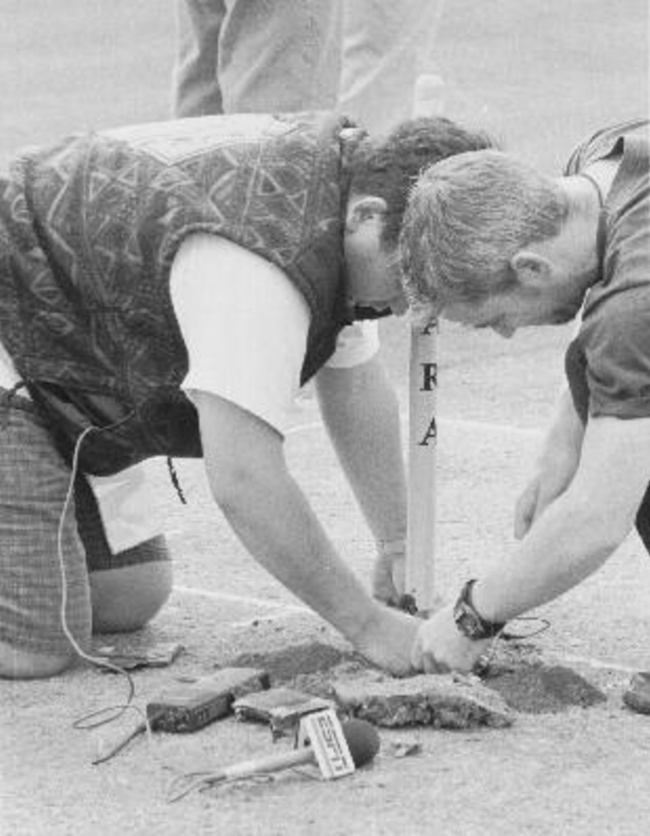 A view of the stumpcam being inserted. (Sahara Cup 1997)