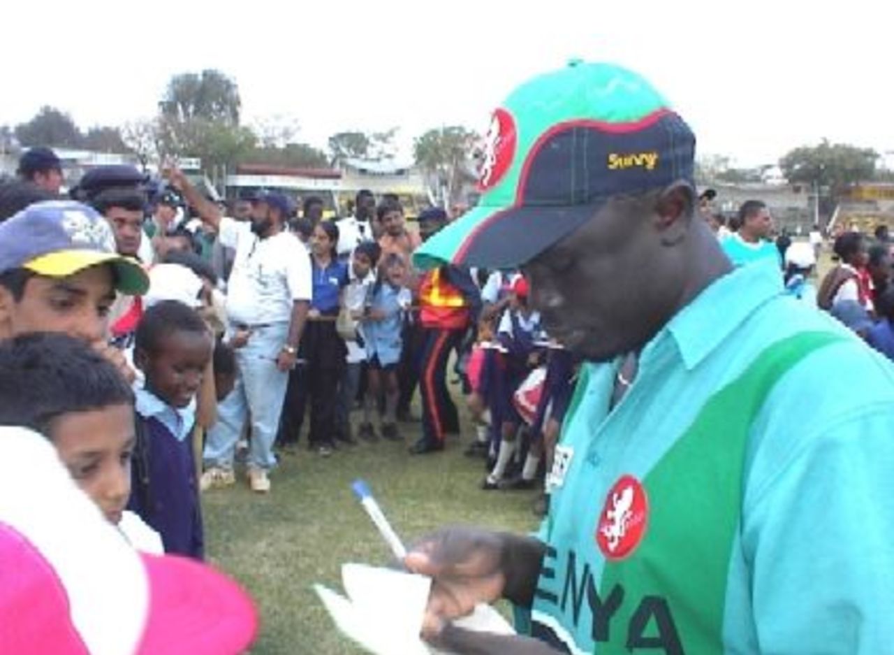 Kenya all-rounder Thomas Odoyo signs autographs for admiring fans, 1999 LG Cup