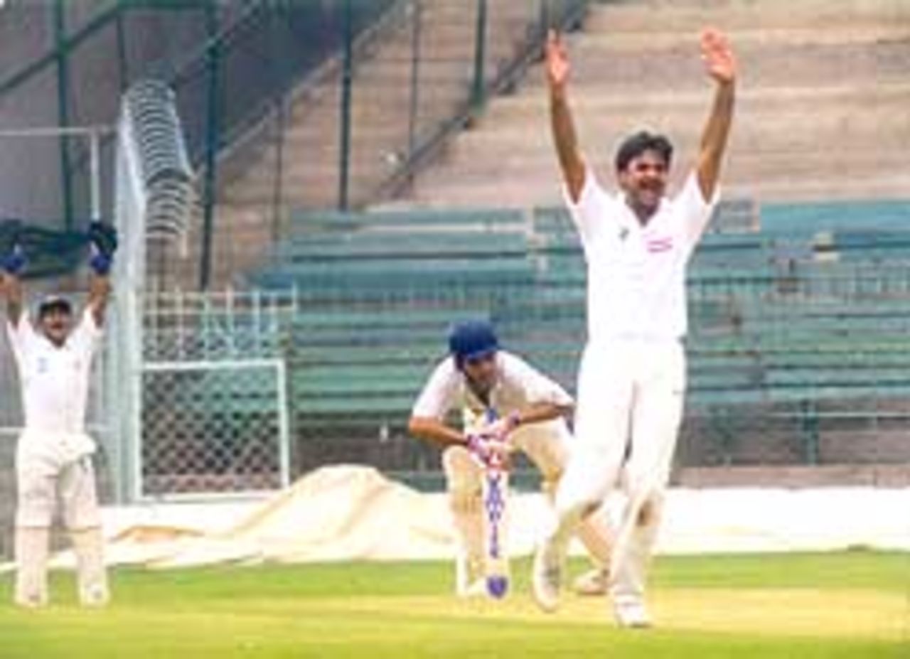 Srinath appeals unsuccessfully against Reetinder Singh Sodhi in the Rest of India innings, Chinnaswamy Stadium, Irani Trophy, 1999-2000, Bangalore