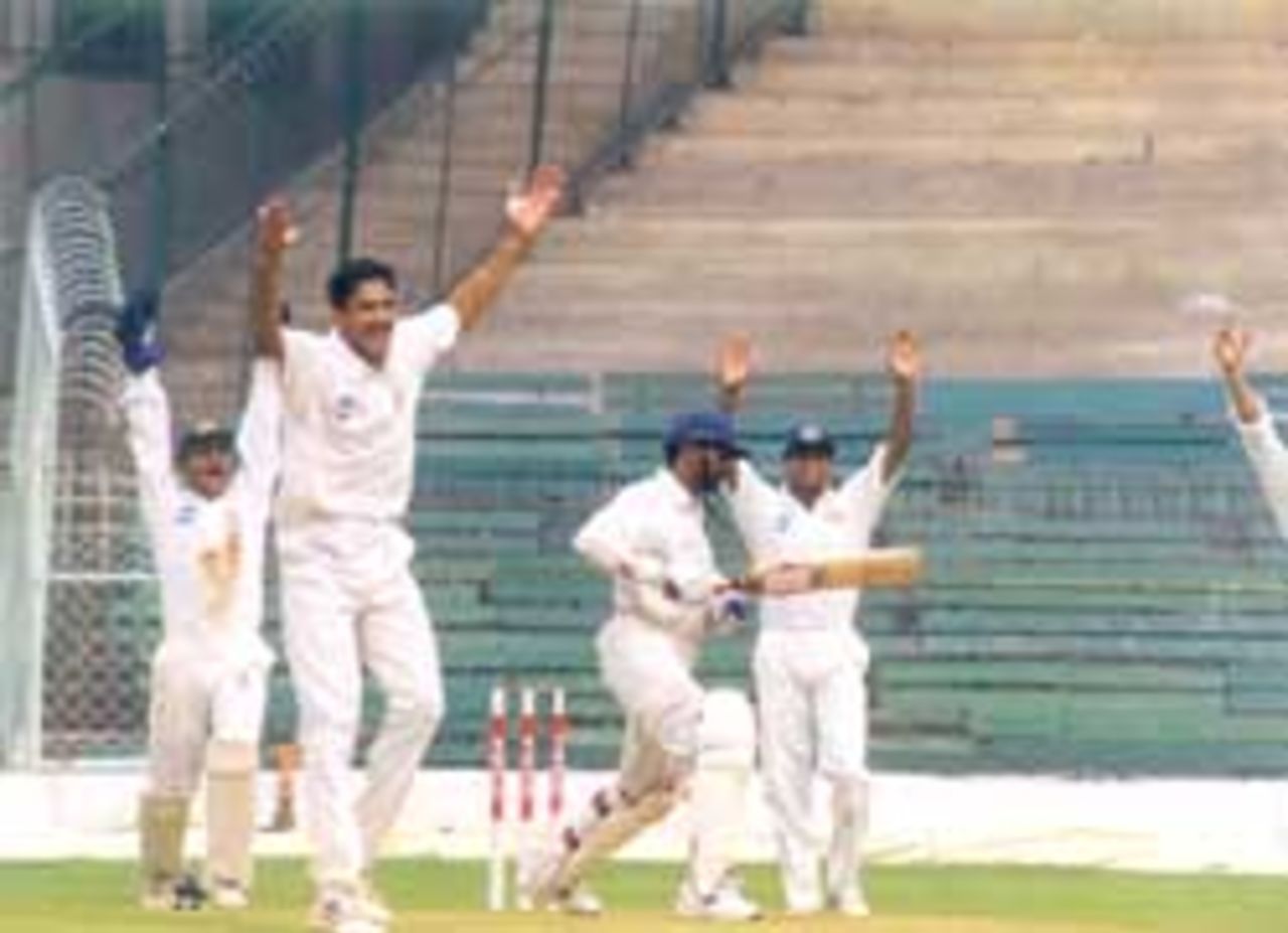 Anil Kumble appeals unsuccessfully against Sitanshu Kotak, Chinnaswamy Stadium, Irani Trophy, 1999-2000, Bangalore